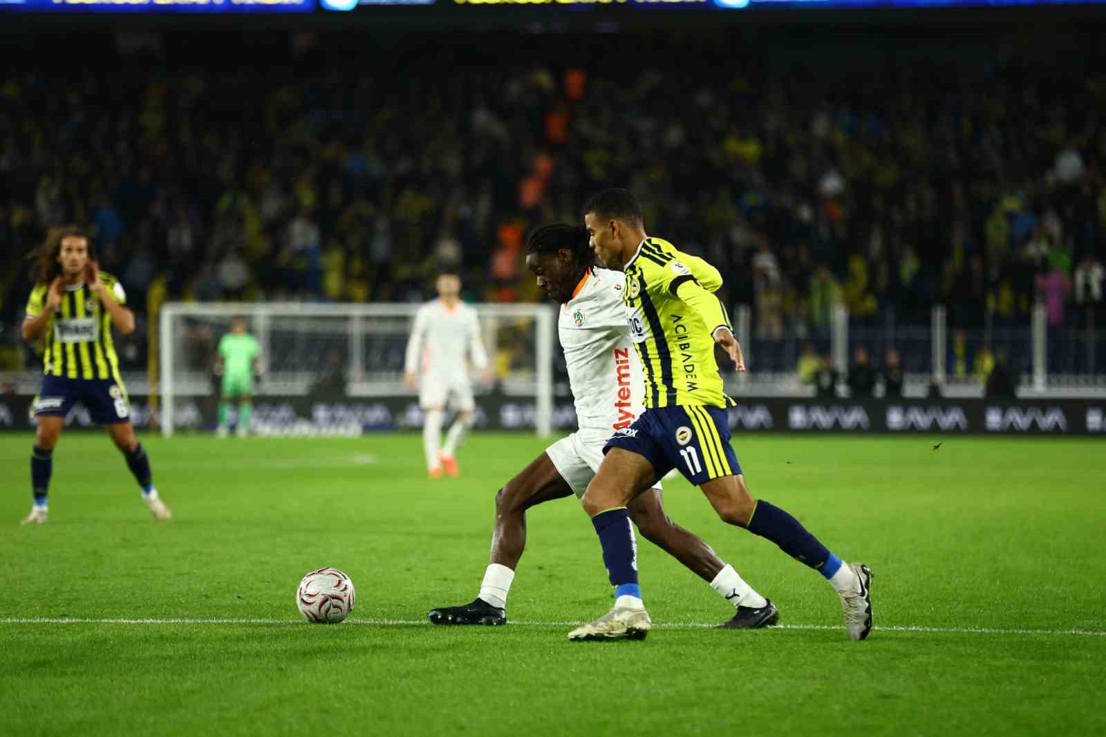 FENERBAHÇE, TRENDYOL SÜPER LİG'İN 8. HAFTASINDA EVİNDE CORENDON ALANYASPOR İLE KARŞILAŞIYOR. MÜSABAKANIN İLK 20 DAKİKASI 0-0 EŞİTLİKLE GEÇİLDİ.