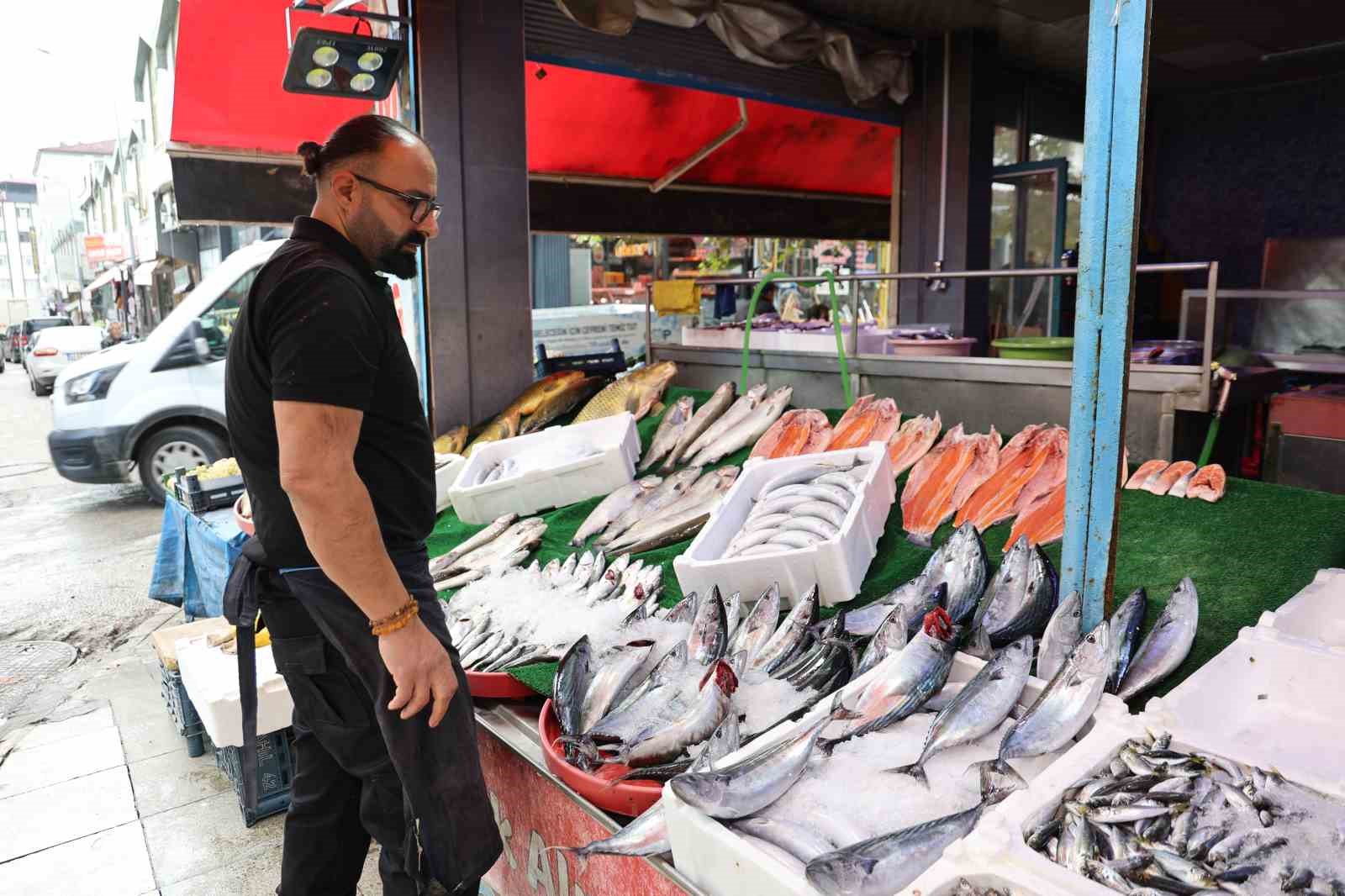 ELAZIĞ’DA BALIK SEZONUNUN AÇILMASIYLA BİRLİKTE VATANDAŞLAR, EN LEZZETLİ VE YAĞLI DÖNEMİNDE OLMASINDAN DOLAYI PALAMUDU TERCİH EDİYOR. TÜRKİYE’DE SADECE ELAZIĞ’DA KİLO İLE SATILAN PALAMUT, 250 LİRADAN ALICI BULUYOR