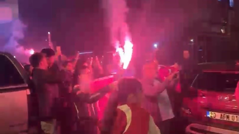 İTALYA’DA DÜZENLENEN KİCK BOKS GENÇLER DÜNYA ŞAMPİYONASI’NDA +70 KİLODA DÜNYA İKİNCİSİ OLAN DENİZLİLİ MİLLİ SPORCU HİLAL BAYHAN, ÇARDAK HAVALİMANI’NDA MEŞALELER VE ALKIŞLARLA KARŞILANDI.