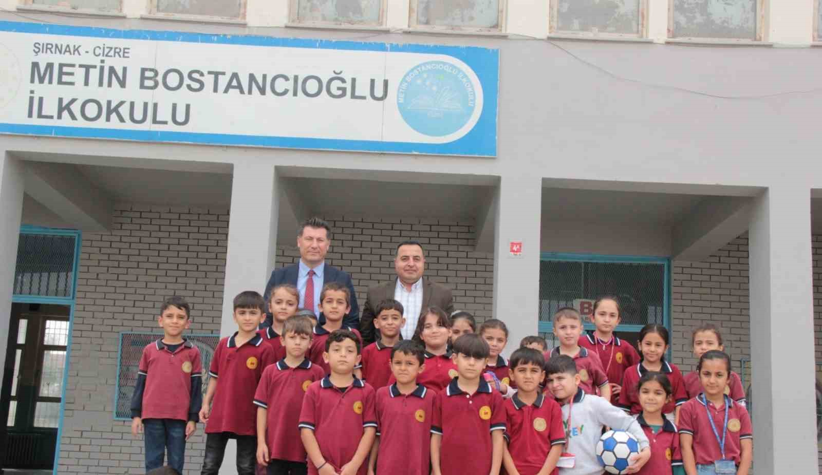 CİZRE İLÇE MİLLİ EĞİTİM MÜDÜRÜ ŞAHAN İKE, METİN BOSTANCIOĞLU İLKOKULU VE MENDERES ORTAOKULUNU ZİYARET EDEREK ÖĞRENCİLERLE AYNI SIRAYI PAYLAŞTI, ÖĞRETMENLERİN MESLEKİ ADANMIŞLIĞI ÜZERİNE DEĞERLENDİRMELERDE BULUNDU.