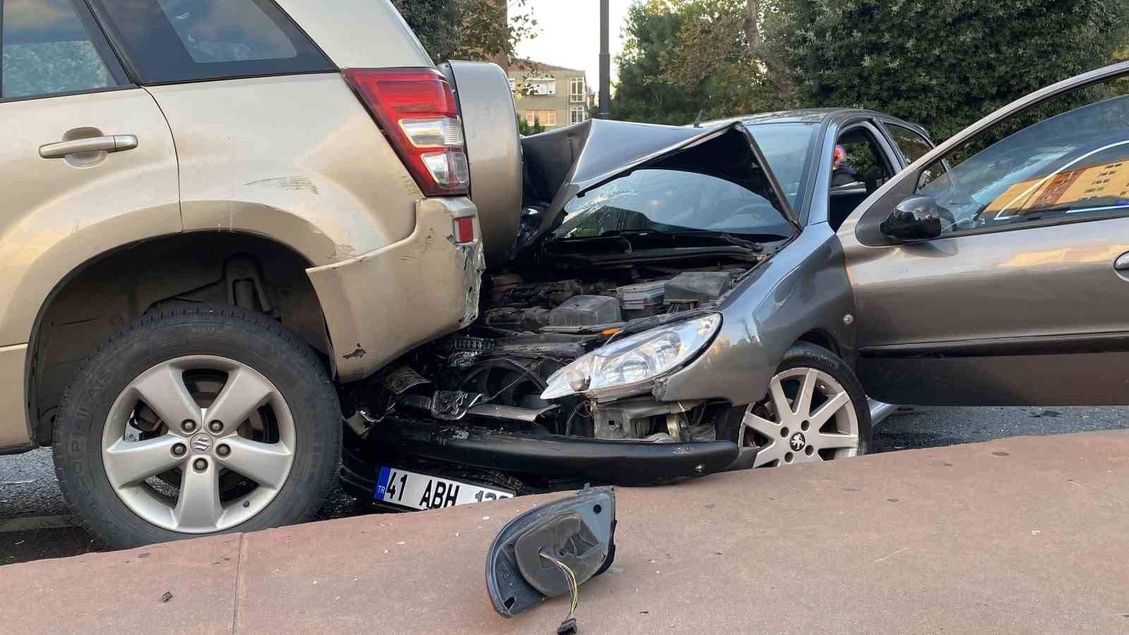 BEŞİKTAŞ’TA, 5 ARACIN KARIŞTIĞI ZİNCİRLEME KAZASI MEYDANA GELDİ. OLAY SONRASI, BİR TRAFİK POLİSİ YENİ BİR KAZA YAŞANMAMASI İÇİN YAĞIN ÜZERİNİ TOPRAKLA KAPATTI.