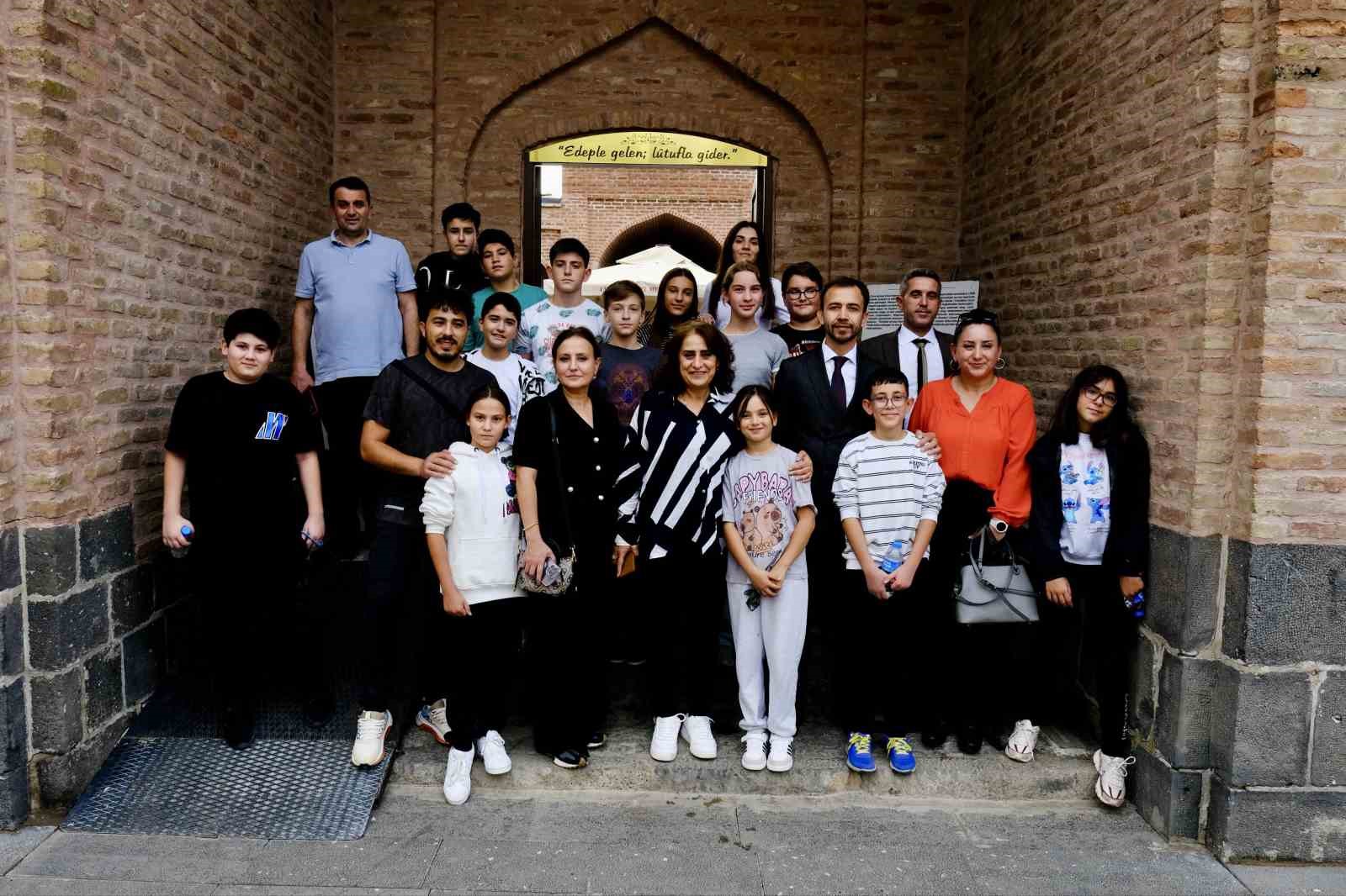 CİZRE, "BİZİM GÖK KUBBEMİZ" PROJESİ KAPSAMINDA EĞİTİM HEYETİ VE MİSAFİR ÖĞRENCİLERİ AĞIRLADI. CİZRE DENGBÊJ EVİ’Nİ VE İLÇENİN TARİHİ MEKÂNLARINI ZİYARET EDEN HEYET, KENTİN ASIRLIK KÜLTÜR GELENEĞİNİ YERİNDE DENEYİMLEDİ.