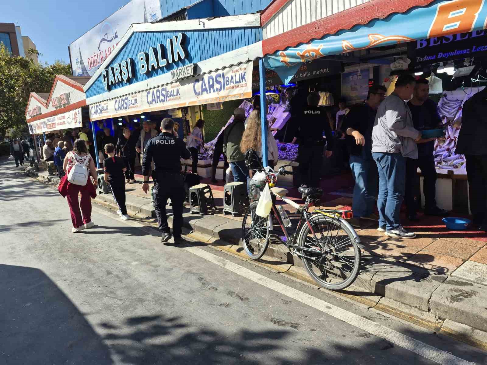 ESKİŞEHİR'DE BABA İLE OĞLU ARASINDA ÇIKAN BIÇAKLI KAVGADA 3 KİŞİ YARALANDI. KAVGADA BIÇAKLANAN BABA, "BENDEN HARAÇ İSTİYOR, VERMEYİNCE SALDIRDI" DEDİ.
