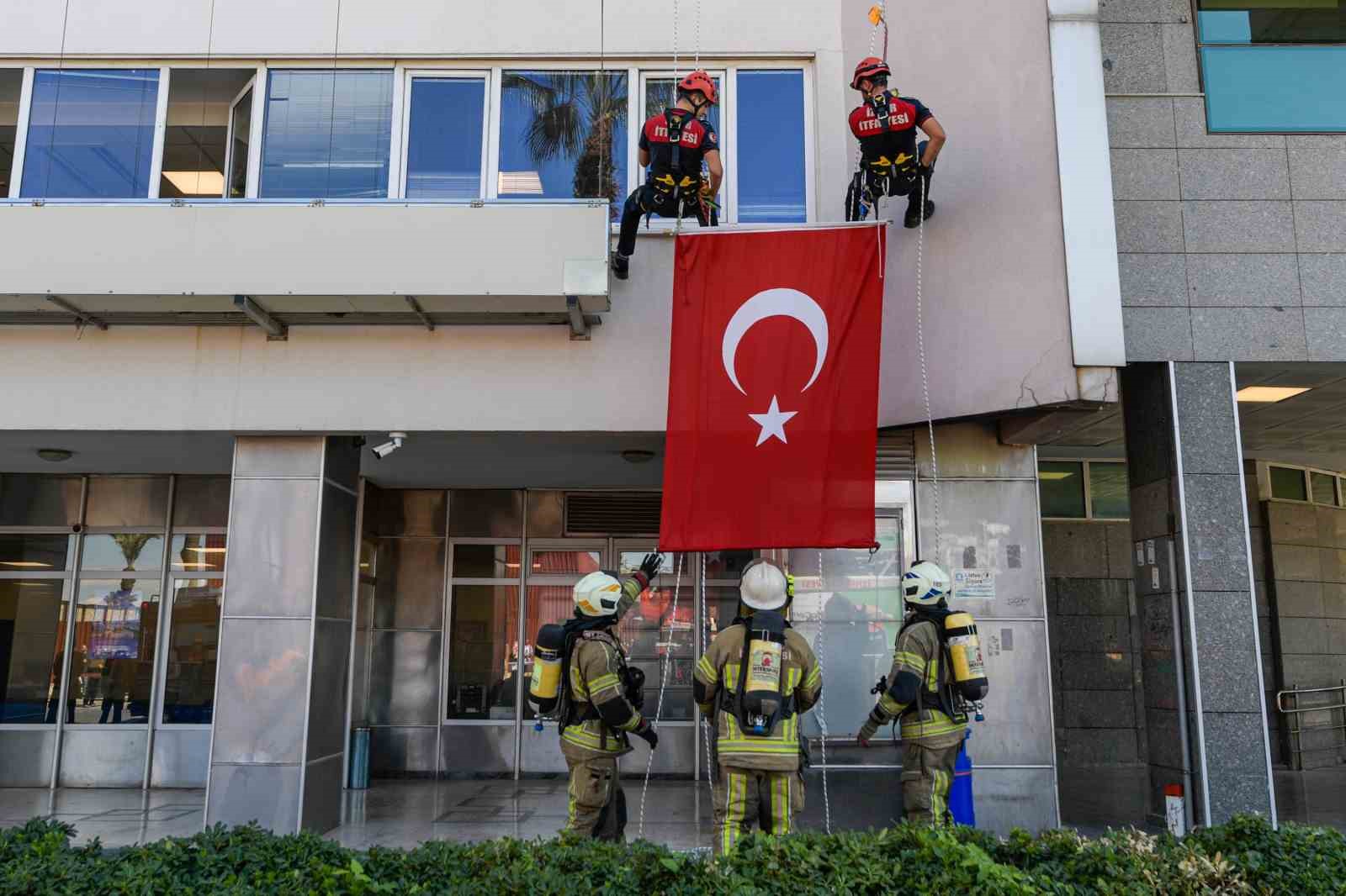 İZMİR İTFAİYESİ SANİYELERİN BİLE KRİTİK ÖNEM TAŞIDIĞI OLASI YANGINLARA HAZIRLIKLI OLABİLMEK İÇİN İTFAİYE HAFTASI BOYUNCA FARKLI NOKTALARDA TATBİKATLAR YAPTI.