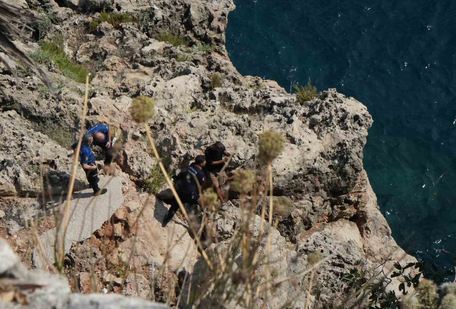 ANTALYA'DA FALEZLERİN ORTA NOKTASINDAKİ KAYALIKLARDA BİR ŞAHSIN MAHSUR KALDIĞI İHBARI POLİS EKİPLERİNİ ALARMA GEÇİRDİ.