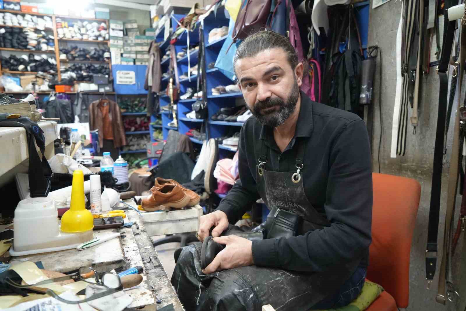 OKUL SEZONUNUN AÇILMASI VE SÜREKLİ YAĞAN YAĞMURLAR, AYAKKABI TAMİRCİLERİNİN İŞİNE YARADI. ÇANTA, AYAKKABI VE VALİZ TAMİRLERİNE YETİŞMEYE ÇALIŞAN ESNAF, 3 AYLIK DURGUNLUĞUN ARDINDAN İŞLERİN 1,5 AY DAHA YOĞUN TEMPODA DEVAM EDECEĞİNİ UMUYOR. (TAMİRCİ MECNUN AS)