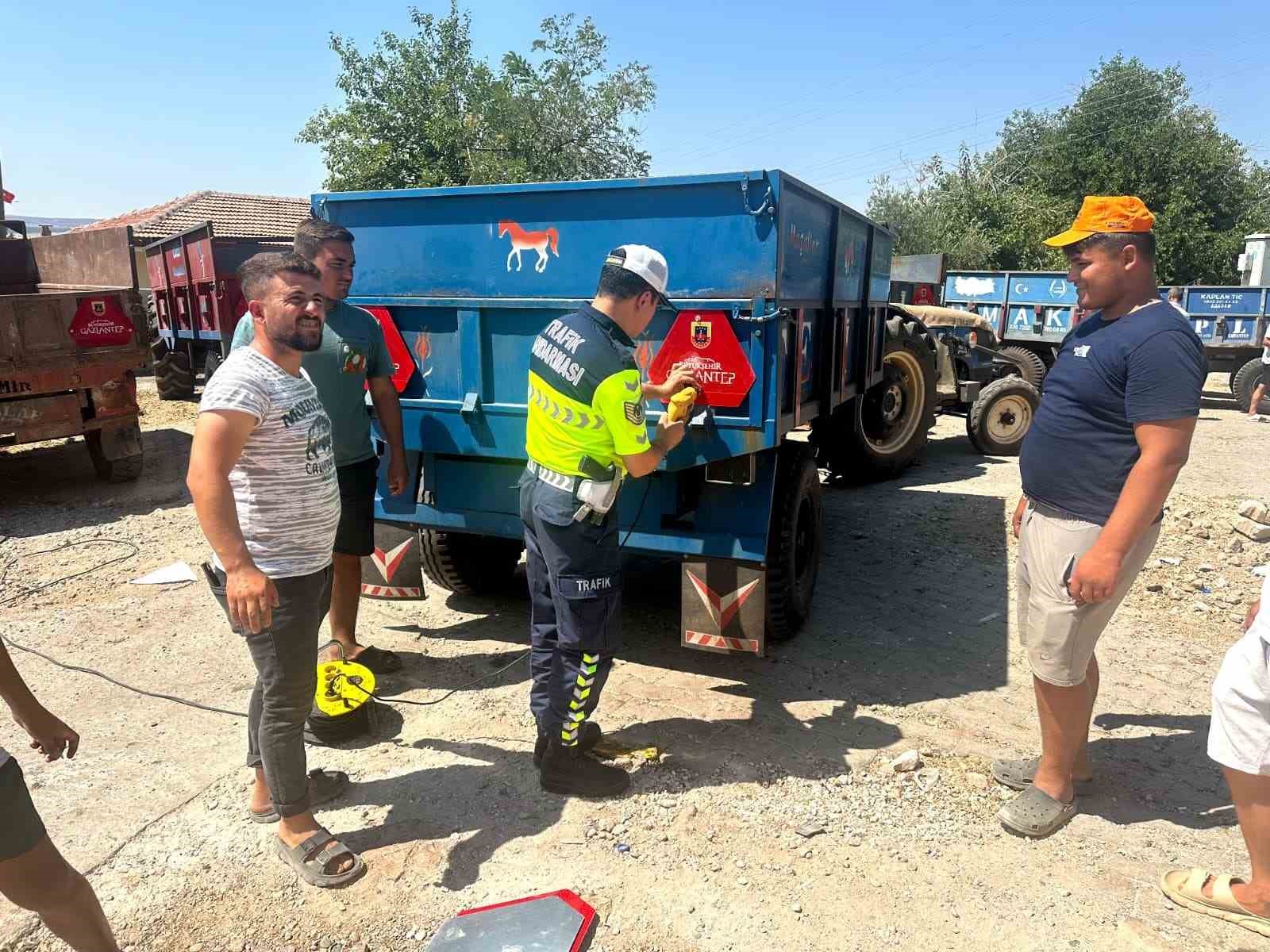 GAZİANTEP'TE JANDARMA EKİPLERİNCE TARIM İŞÇİLERİNİ TAŞIYAN ARAÇLAR VE TRAKTÖR SÜRÜCÜLERİNE GÜVENLİ TRAFİK EĞİTİMİ VERİLEREK 600 ADET REFLEKTÖR DAĞITIMI YAPILDI.