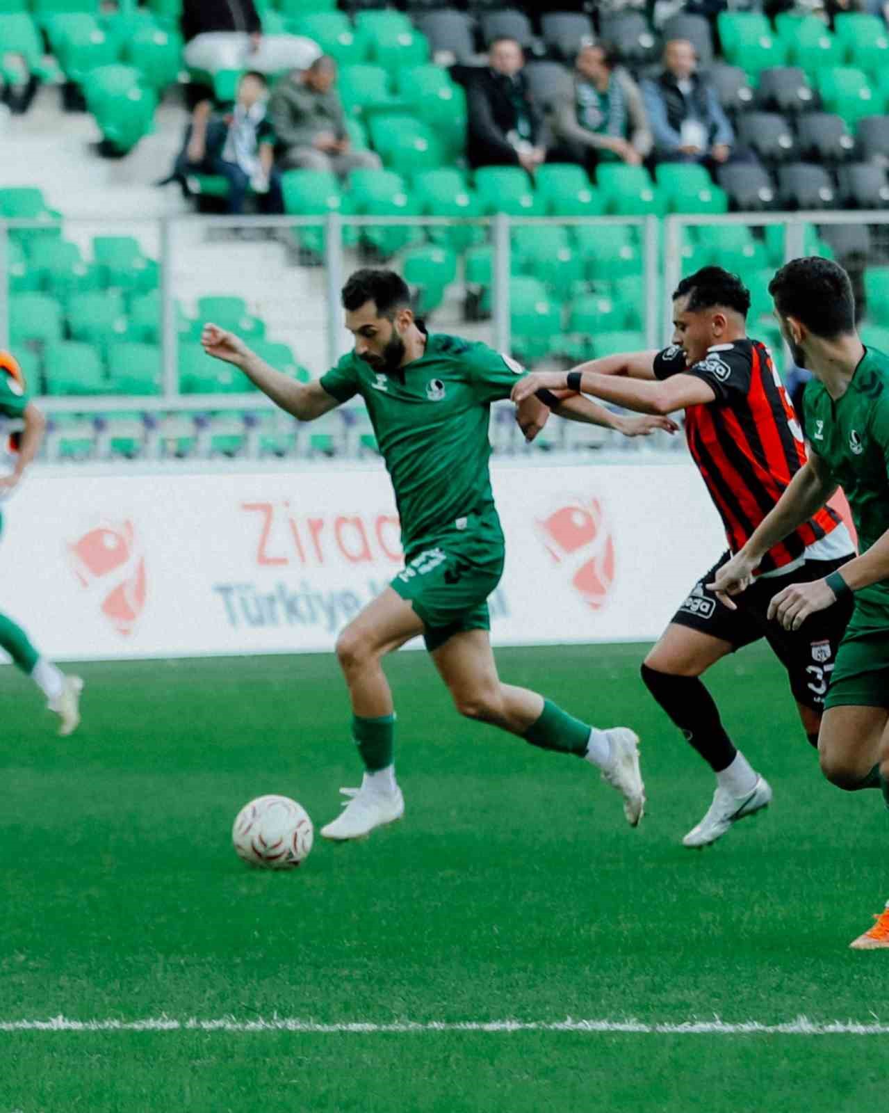 ZİRAAT TÜRKİYE KUPASI 2. TUR MAÇINDA SAKARYASPOR, KONUK ETTİĞİ BARTIN TEMSİLCİSİ ARİT KAYADİBİSPOR'U 1-0 MAĞLUP EDEREK ÜST TURA YÜKSELDİ.