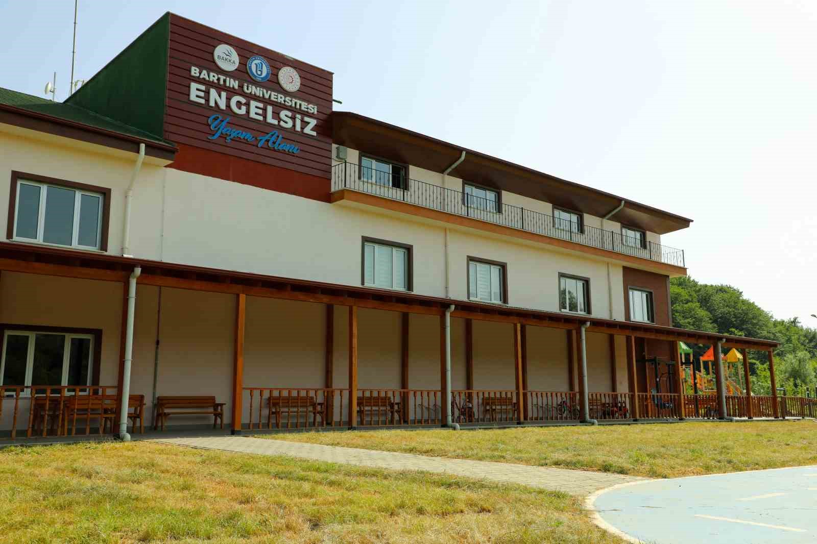 BARTIN ÜNİVERSİTESİ KUTLUBEY KAMPÜSÜ İÇERİSİNDE YER ALAN BARÜ ENGELSİZ YAŞAM ALANI'NDA (ÖZEL EĞİTİM UYGULAMA VE ARAŞTIRMA MERKEZİ) 157 ÖZEL BİREYE YÖNELİK TAM ZAMANLI EĞİTİM VE DESTEK VERİLİYOR.