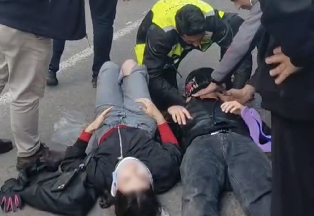 SAMSUN'DA SEYİR HALİNDEKİ MOTOSİKLETİN HAFİF TİCARİ ARACA ÇARPMASI SONUCU MEYDANA GELEN TRAFİK KAZASINDA MOTOSİKLET ÜZERİNDE BULUNAN 2 KİŞİ YARALANDI.