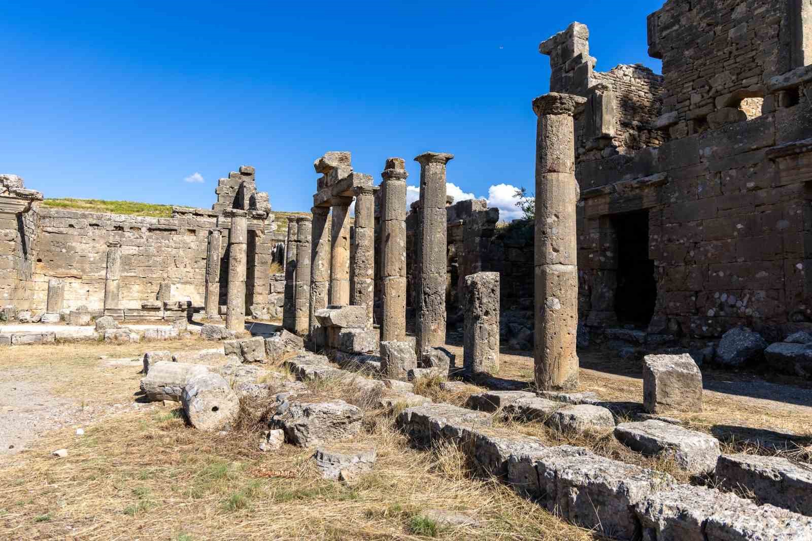 MANAVGAT BELEDİYE BAŞKAN VEKİLİ AV. MEHMET ÇİÇEK, BELEDİYE BAŞKAN YARDIMCILARI VE BİRİM MÜDÜRLERİYLE BİRLİKTE LYRBE ANTİK KENTİ’NDE KAPSAMLI İNCELEMELERDE BULUNDU.