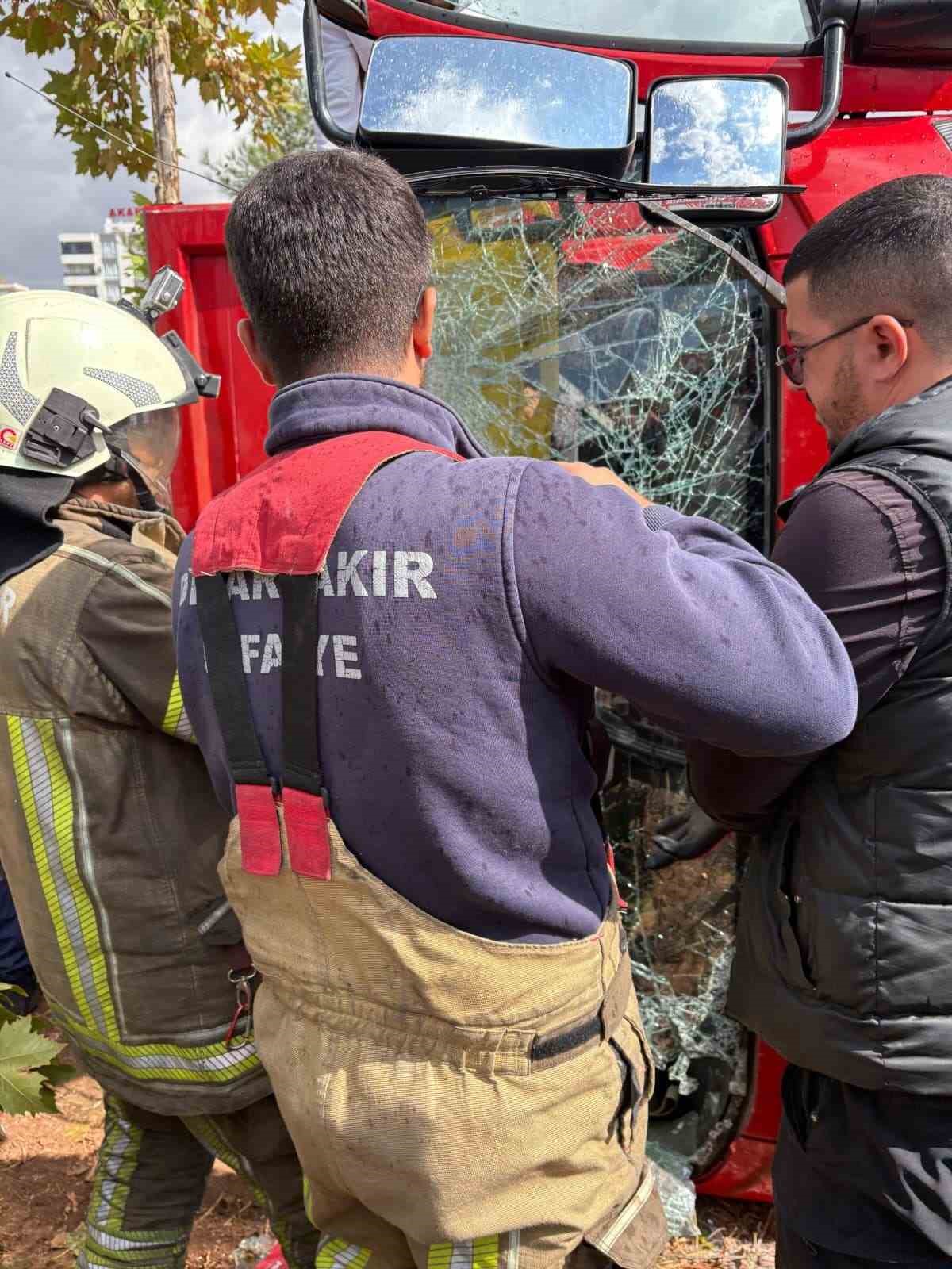 DİYARBAKIR’DA 4 ARACIN KARIŞTIĞI TRAFİK KAZASINDA KAMYONETE SIKIŞAN SÜRÜCÜYÜ İTFAİYE EKİPLERİ KURTARDI.