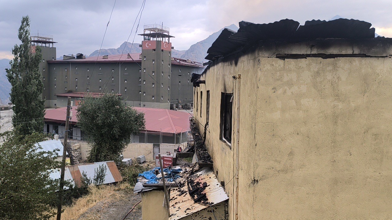 HAKKARİ'NİN YÜKSEKOVA İLÇESİNE BAĞLI DAĞLICA KÖYÜNDEKİ ŞEHİT İSTİKAM UZMAN ÇAVUŞ LOKMAN ÇOBAN İLK VE ORTAOKULUNDA YANGIN ÇIKTI.