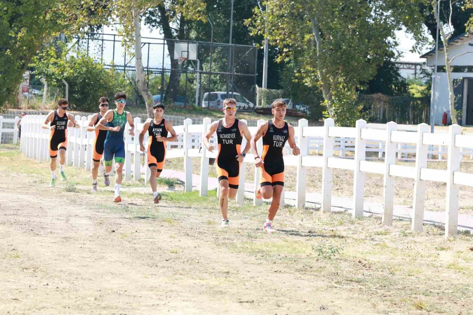 SPORA VE SPORCUYA BÜYÜK ÖNEM VEREN OSMANGAZİ BELEDİYESİ, GENÇLERİ SPORA TEŞVİK ETMEK VE SPORUN YAYGINLAŞMASINI SAĞLAMAK AMACIYLA DÜZENLENEN ORGANİZASYONLARA DESTEK VERMEYE DEVAM EDİYOR. BU KAPSAMDA, TÜRKİYE TRİATLON FEDERASYONU BURSA İL TEMSİLCİLİĞİ, OSMANGAZİ BELEDİYESİ VE OSMANGAZİ BELEDİYESPOR İŞ BİRLİĞİNDE DÜZENLENEN BURSA DUATLON İL BİRİNCİLİĞİ MÜSABAKALARI, NEFES KESEN YARIŞLARA SAHNE OLDU.