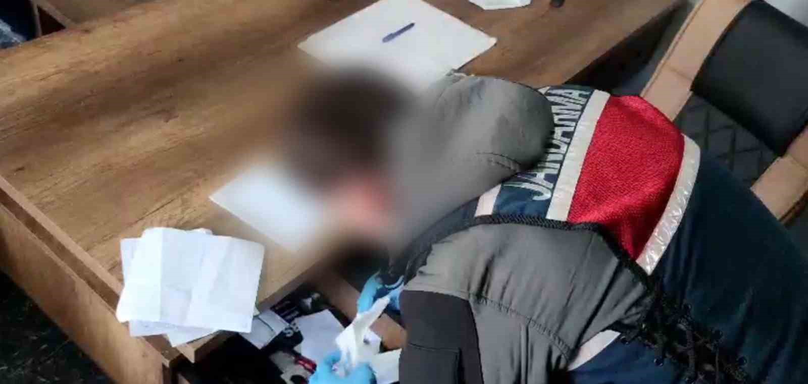 SAKARYA’NIN 2 İLÇESİNDE JANDARMA EKİPLERİNCE TEFECİLİK SUÇU İŞLEDİĞİ BELİRLENEN 3 ŞÜPHELİYE YÖNELİK DÜZENLENEN  OPERASYONDA ÇOK SAYIDA SENET, ÇEK VE RUHSATSIZ SİLAH ELE GEÇİRİLDİ.