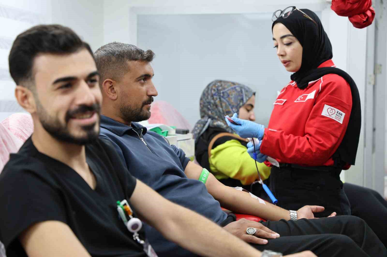 ELAZIĞ MEDİLİNES HASTANESİ VE TÜRK KIZILAYI İŞ BİRLİĞİYLE KIZILAY HAFTASI KAPSAMINDA DÜZENLENEN ETKİNLİKTE, HASTANE PERSONELİ VE GÖNÜLLÜ VATANDAŞLAR ACİL TIBBİ İHTİYAÇLAR İLE STOK SÜREKLİLİĞİNE DESTEK OLMAK AMACIYLA KAN BAĞIŞINDA BULUNDU