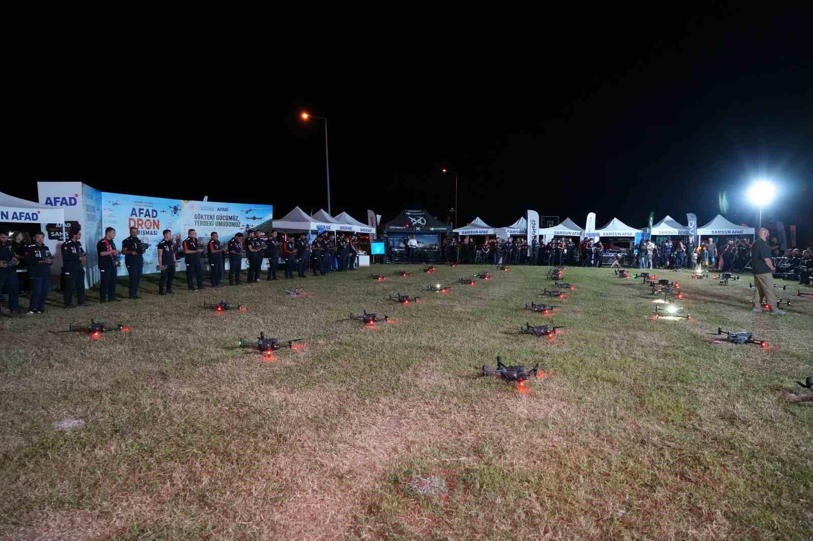 SAMSUN’DA DÜZENLENEN AFAD’IN İHA DESTEKLİ ARAMA-KURTARMA YARIŞMASI ÜÇÜNCÜ GÜNÜ, YAKLAŞIK 50 DRONUN KATILDIĞI HAVA GÖSTERİSİYLE TAMAMLANDI. YARIŞMANIN GENEL PROGRAMI İSE EĞİTİM PROGRAMI VE ÖDÜL TÖRENİYLE SONA ERECEK.