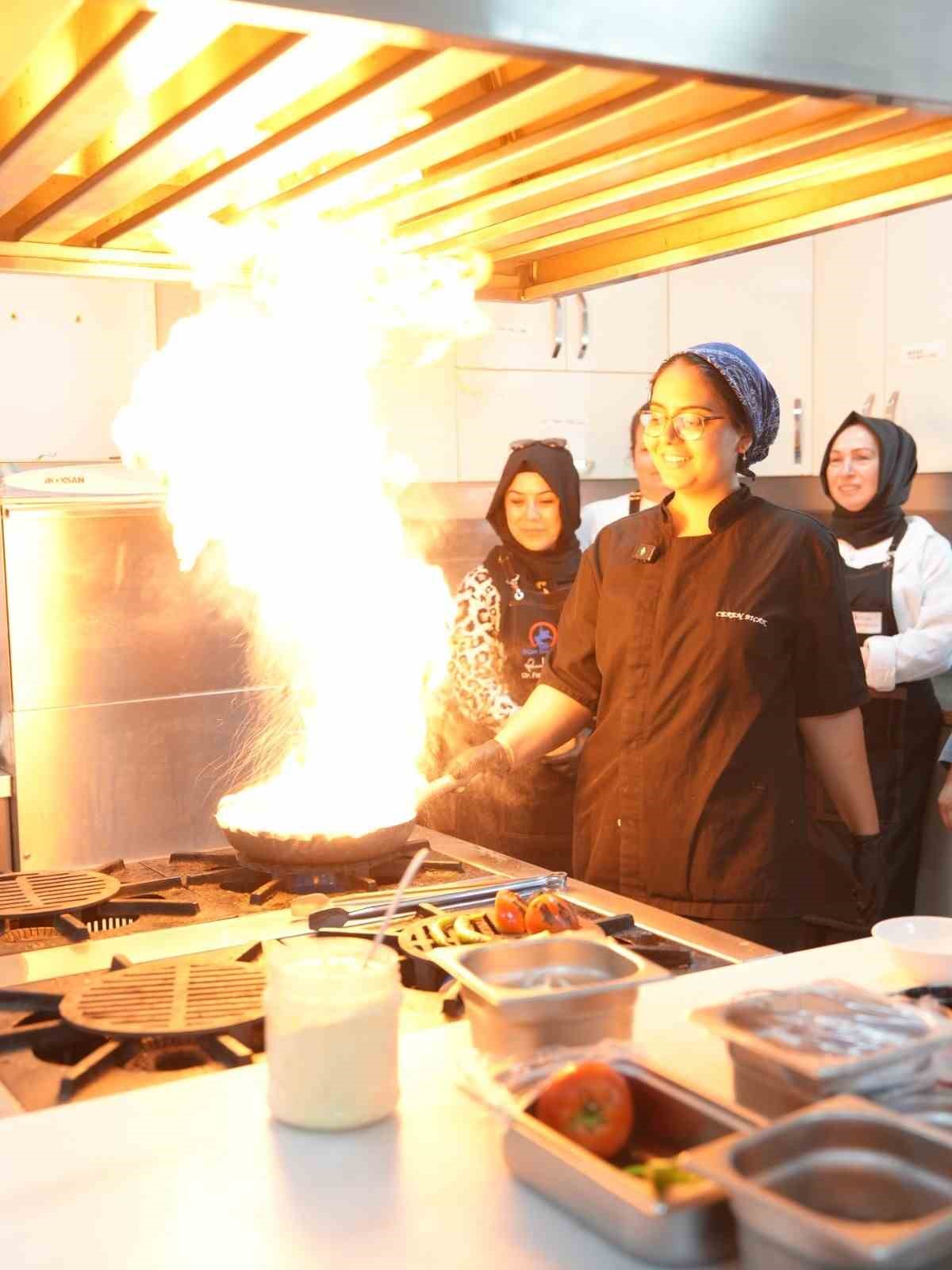 DÜZCE BELEDİYESİ TARAFINDAN VATANDAŞLARIN KİŞİSEL VE MESLEKİ GELİŞİMLERİNE KATKI SAĞLAMAK, YENİ BECERİLER KAZANMALARINA VE İLGİ ALANLARI DOĞRULTUSUNDA KENDİLERİNİ GELİŞTİRMELERİNE OLANAK SUNMAK AMACIYLA SÜRDÜRÜLEN MESLEK EDİNDİRME KURSLARI’NDA YENİ DÖNEM BAŞLIYOR.
