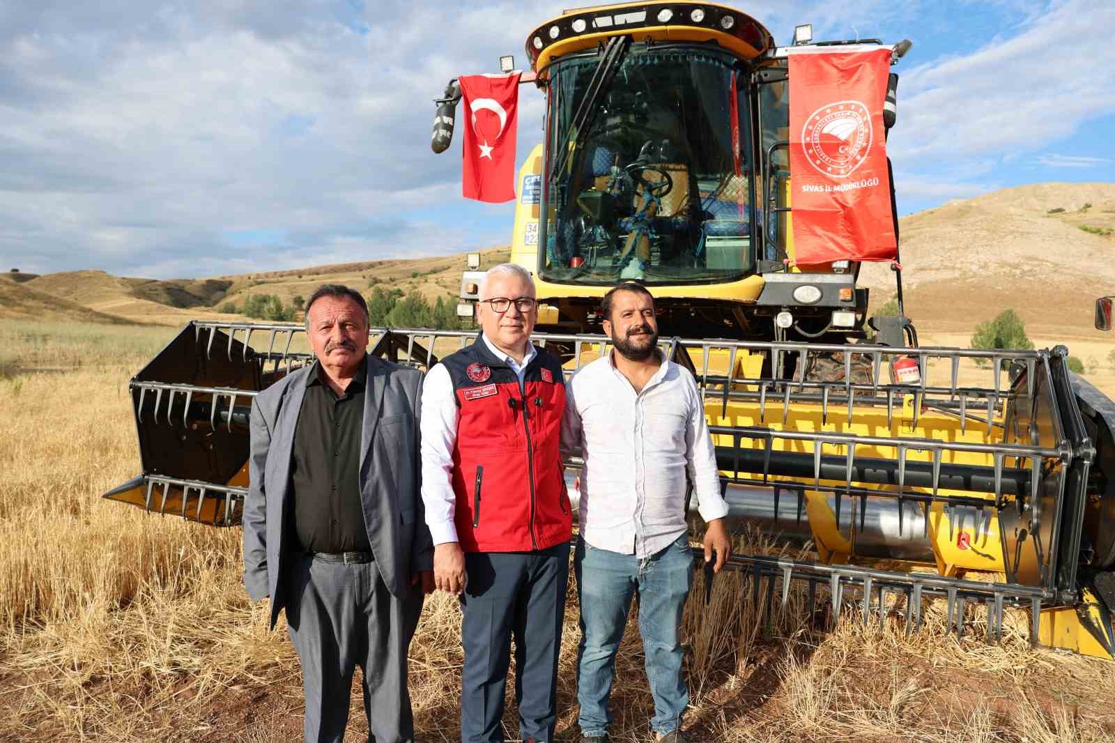 TÜRKİYE’NİN ÖNEMLİ HUBUBAT ÜRETİM MERKEZLERİNDEN SİVAS’TA ARPA VE BUĞDAY HASADI SÜRÜYOR. İNCEYOL KÖYÜNDE DÜZENLENEN PROGRAMDA BİÇERDÖVERİN BAŞINA GEÇEN SİVAS VALİSİ YILMAZ ŞİMŞEK, ÇİFTÇİLERLE BİRLİKTE HASAT YAPTI.