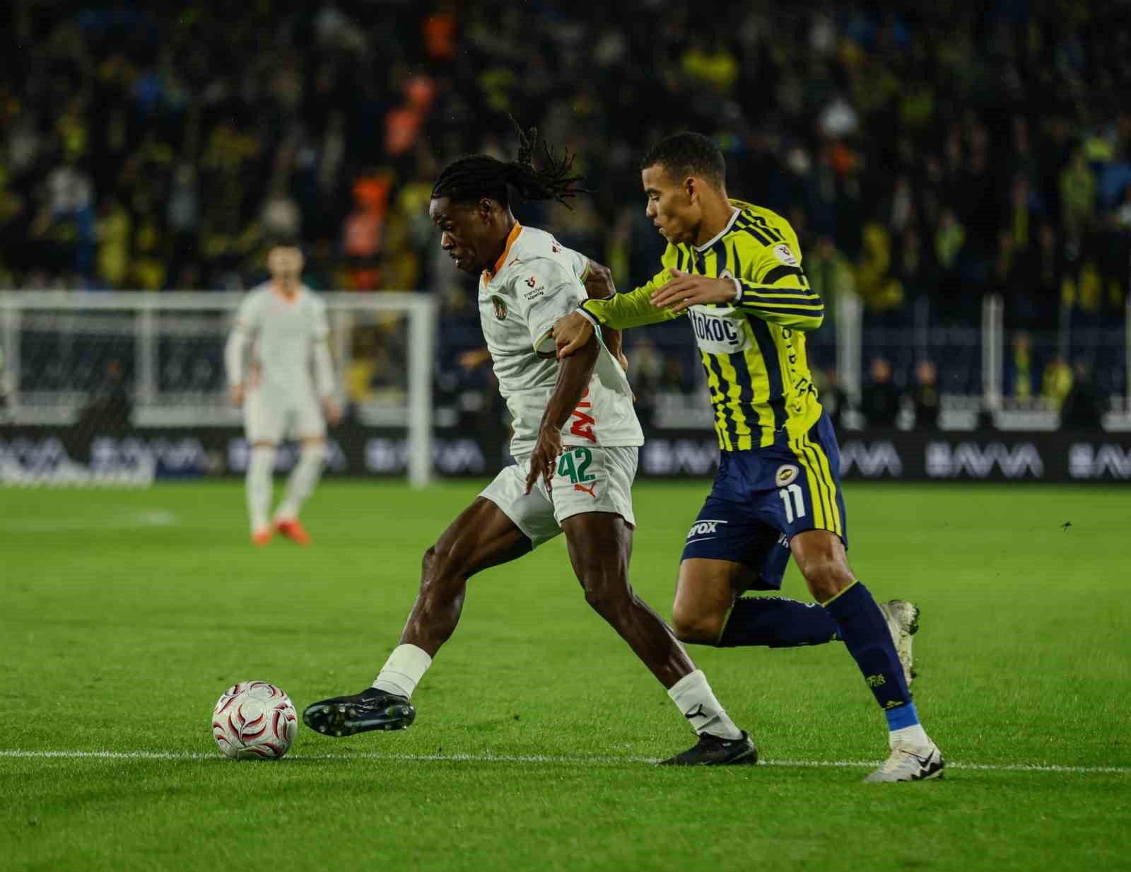 FENERBAHÇE, TRENDYOL SÜPER LİG'İN 8. HAFTASINDA EVİNDE CORENDON ALANYASPOR İLE KARŞILAŞIYOR. MÜSABAKANIN İLK 20 DAKİKASI 0-0 EŞİTLİKLE GEÇİLDİ.