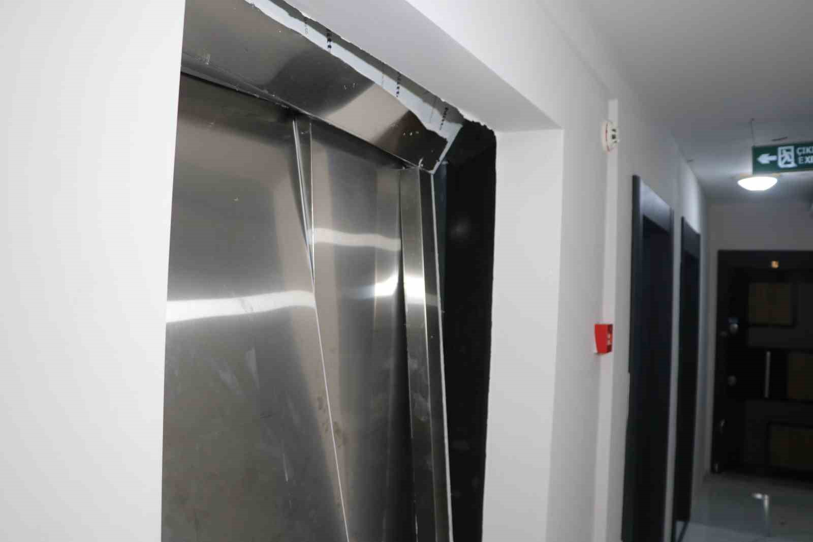 ADANA’DA 11 KATLI APARTMANIN SAKİNLERİ, SIK SIK ARIZALANAN ASANSÖR NEDENİYLE MAĞDURİYET YAŞADIKLARINI BELİRTEREK ADETA İSYAN ETTİ.