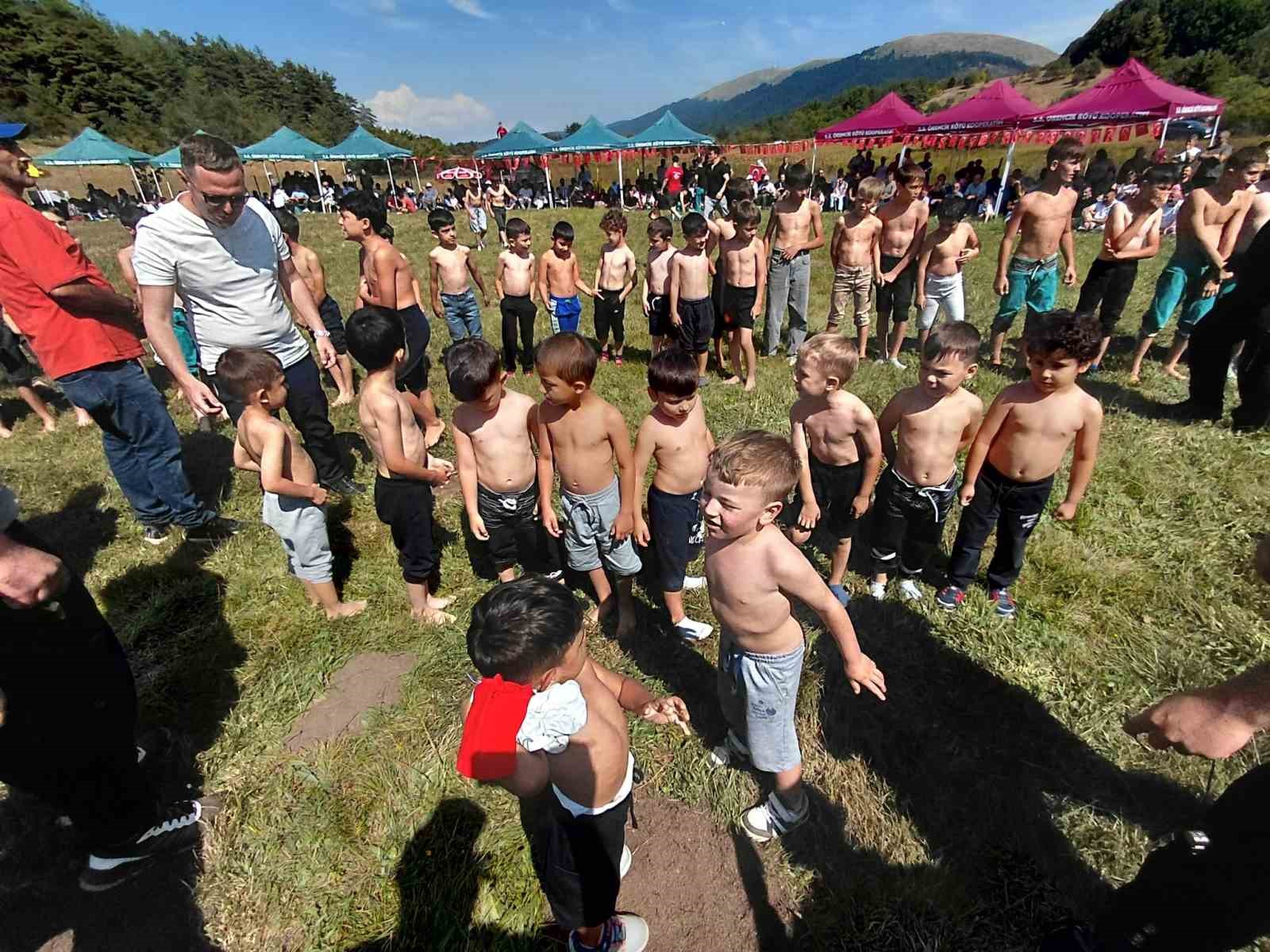 BOLU'NUN MUDURNU İLÇESİNDE GELENEKSEL OLARAK DÜZENLENEN ABANT ÖRENCİK KÖYÜ HACET BAYRAMI, BU YIL DA YAYLADA RENKLİ GÖRÜNTÜLERE VE KIYASIYA GÜREŞ MÜSABAKALARINA SAHNE OLDU.