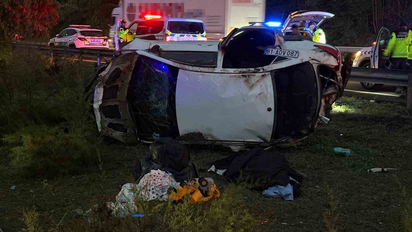 ANADOLU OTOYOLU SAKARYA GEÇİŞİNDE KONTROLDEN ÇIKAN OTOMOBİL DEVRİLDİ, ARAÇTA BULUNAN 5 KİŞİDEN 1'İ HAYATINI KAYBETTİ. 4 KİŞİ YARALANDI