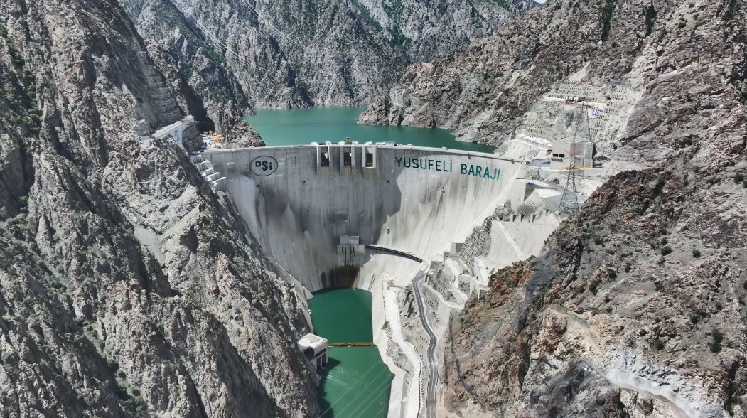 ARTVİN’DEKİ YUSUFELİ BARAJI VE HES, KURAK GEÇEN 2025 YILINDA REKOR SEVİYEDE ELEKTRİK ÜRETİRKEN, DÜZENLİ SU SAĞLADIĞI ARTVİN, DERİNER, BORÇKA VE MURATLI BARAJLARININ YILLIK ÜRETİMİNİ DE YÜZDE 10 SEVİYESİNDE ARTIRDI.