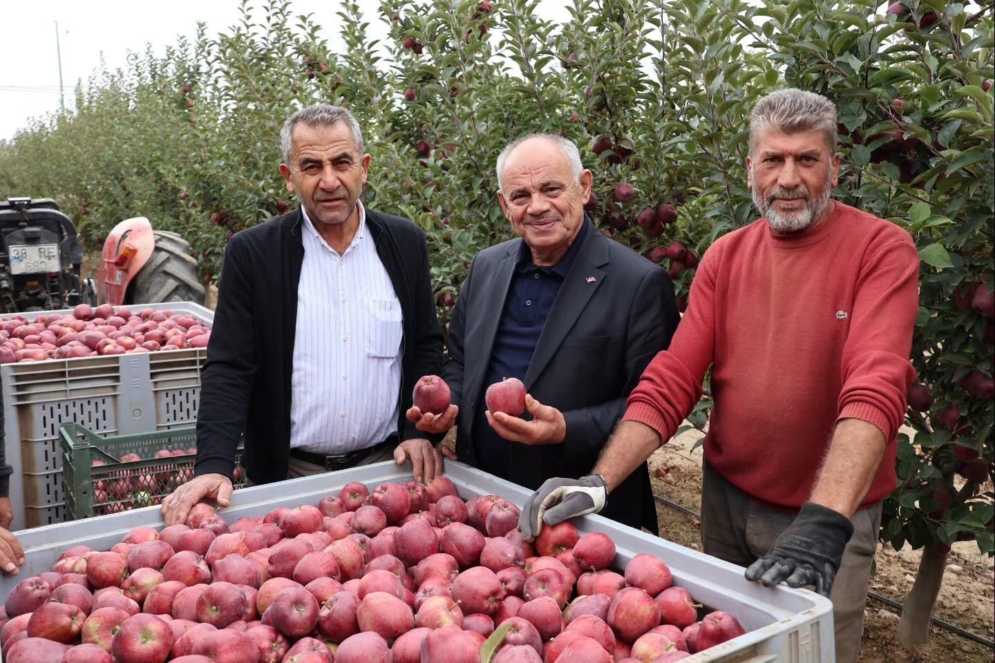 TÜRKİYE'NİN ÖNEMLİ ELMA ÜRETİM MERKEZLERİNDEN OLAN KAYSERİ'NİN YAHYALI İLÇESİNDE ELMA HASADI BAŞLADI.