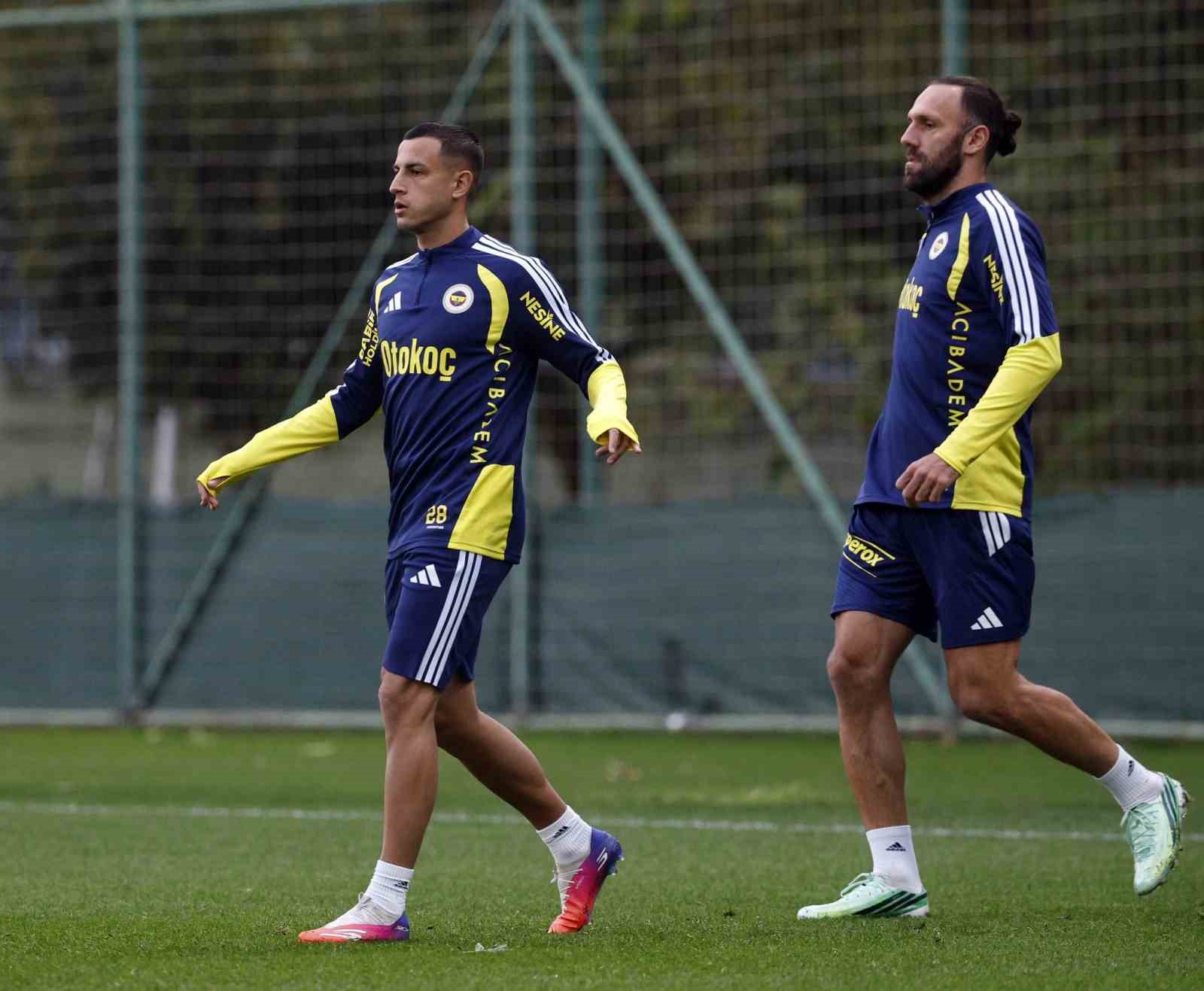 FENERBAHÇE, TRENDYOL SÜPER LİG’İN 8. HAFTASINDA SAHASINDA OYNAYACAĞI CORENDON ALANYASPOR MAÇININ HAZIRLIKLARINI BU AKŞAM GERÇEKLEŞTİRDİĞİ ANTRENMANLA TAMAMLAYARAK KAMPA GİRDİ.