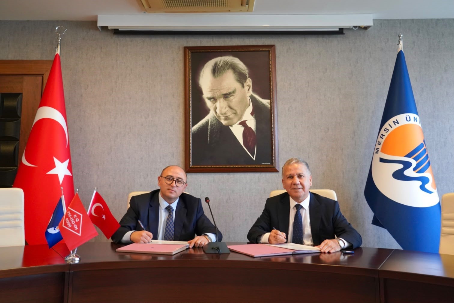 ERDEMLİ BELEDİYE BAŞKANI MUSTAFA KARA İLE MEÜ REKTÖRÜ PROF.DR. EROL YAŞAR TARAFINDAN İMZALANAN PROTOKOL KAPSAMINDA AKADEMİ DÜNYASININ BİLGİ BİRİKİMİ İLE BELEDİYENİN SAHA GÜCÜNÜN BİR ARAYA GETİRİLECEĞİ KAYDEDİLDİ.