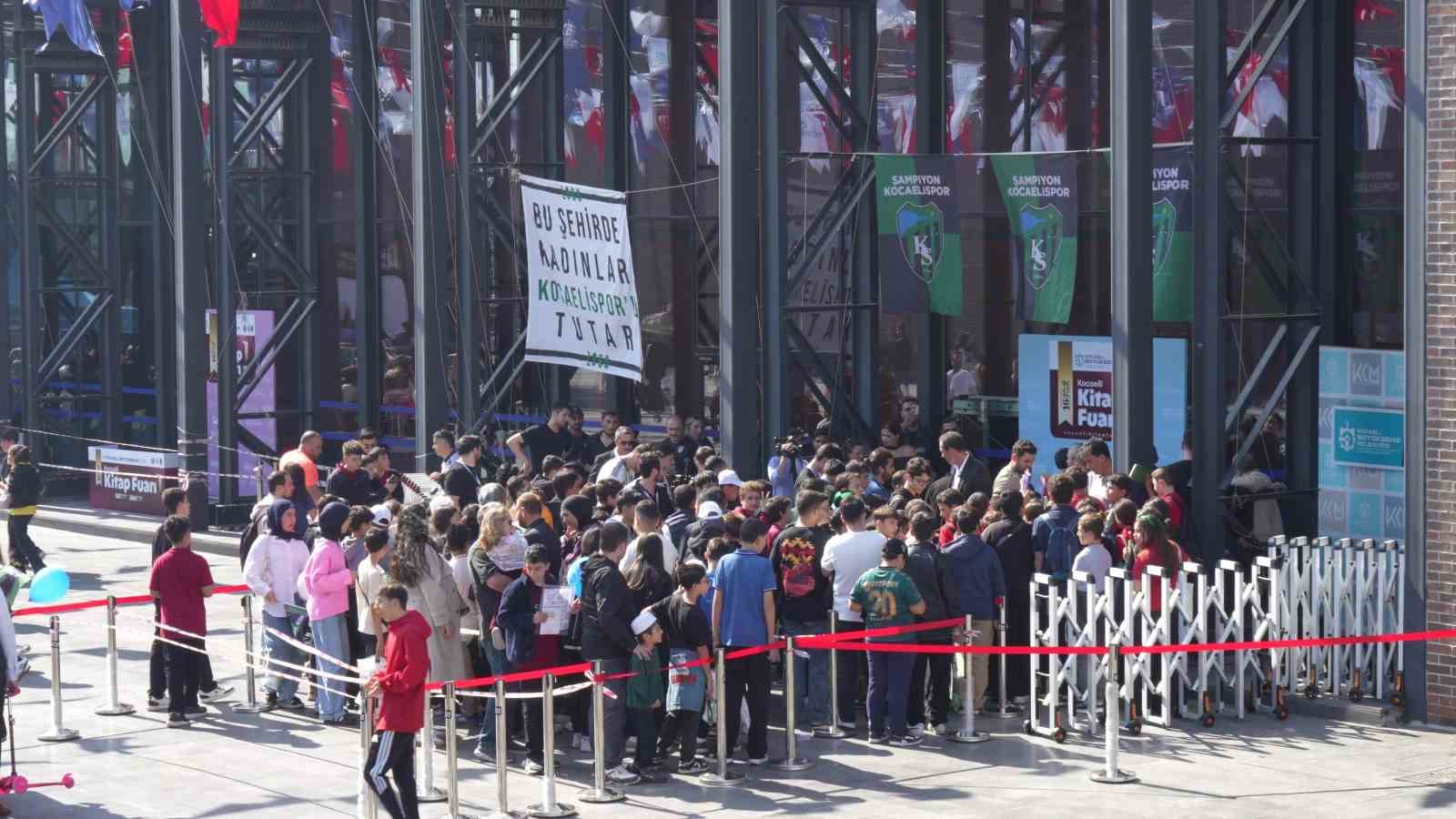ULUSLARARASI 16. KOCAELİ KİTAP FUARI'NDA DÜZENLENEN "KAAN'DAN HODRİ MEYDANA" İSİMLİ HİKAYE KİTABININ TANITIMINA KATILAN KOCAELİSPOR TEKNİK DİREKTÖRÜ SELÇUK İNAN, TARAFTARLARLA BİR ARAYA GELDİ.