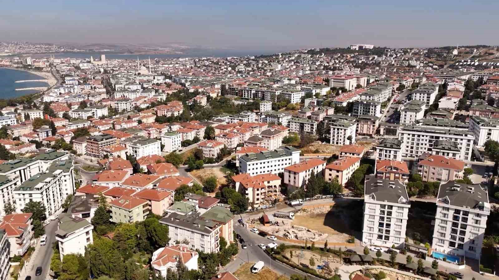 İSTANBUL'UN BÜYÜKÇEKMECE İLÇESİNDE MUHTEMEL DEPREMDE YIKILMA TEHLİKESİ BULUNAN 4 BLOKTAN OLUŞAN 48 BAĞIMSIZ KONUTUN KENTSEL DÖNÜŞÜM ÇALIŞMALARI, BÜYÜKÇEKMECE BELEDİYESİ'NİN KATKILARIYLA YIKILMAYA BAŞLANDI.
