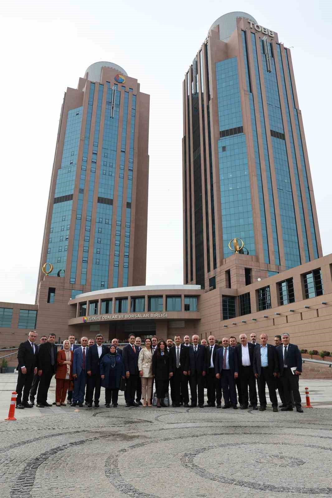 ERZURUM TİCARET BORSASI (ETB) YÖNETİM KURULU BAŞKANI HAKAN ORAL, MECLİS BAŞKANI YAVUZ GÜNEY VE BERABERİNDEKİ MECLİS ÜYELERİ, TÜRKİYE ODALAR VE BORSALAR BİRLİĞİ (TOBB) BAŞKANI M. RİFAT HİSARCIKLIOĞLU’NU ZİYARET ETTİ.