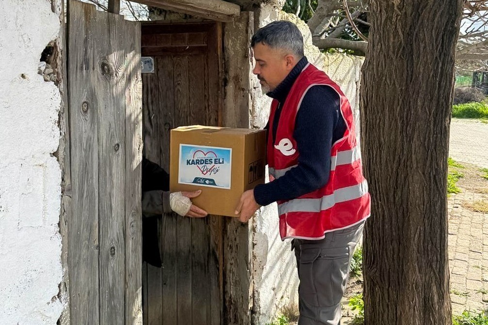 EFELER BELEDİYESİ, EĞİTİMDEN GIDAYA, GİYİMDEN EVDE BAKIM HİZMETLERİNE KADAR FARKLI ALANLARDA HAYATA GEÇİRDİĞİ SOSYAL DESTEK PROJELERİYLE İHTİYAÇ SAHİBİ VATANDAŞLARIN YANINDA OLUYOR.