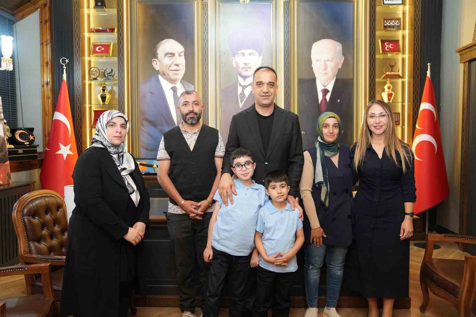 ERZURUM’DA DMD KAS HASTASI AHMET SAMİ YILDIRIM’IN YURT DIŞINDAKİ TEDAVİSİ İÇİN BAŞLATILAN VE 11 AYDIR SÜREN VALİLİK ONAYLI YARDIM KAMPANYASI, MİLLİYETÇİ HAREKET PARTİSİ (MHP) ERZURUM İL BAŞKANI ADEM YURDAGÜL’ÜN YOĞUN DESTEKLERİ VE GİRİŞİMLERİ SONUCU BAŞARIYLA TAMAMLANDI.