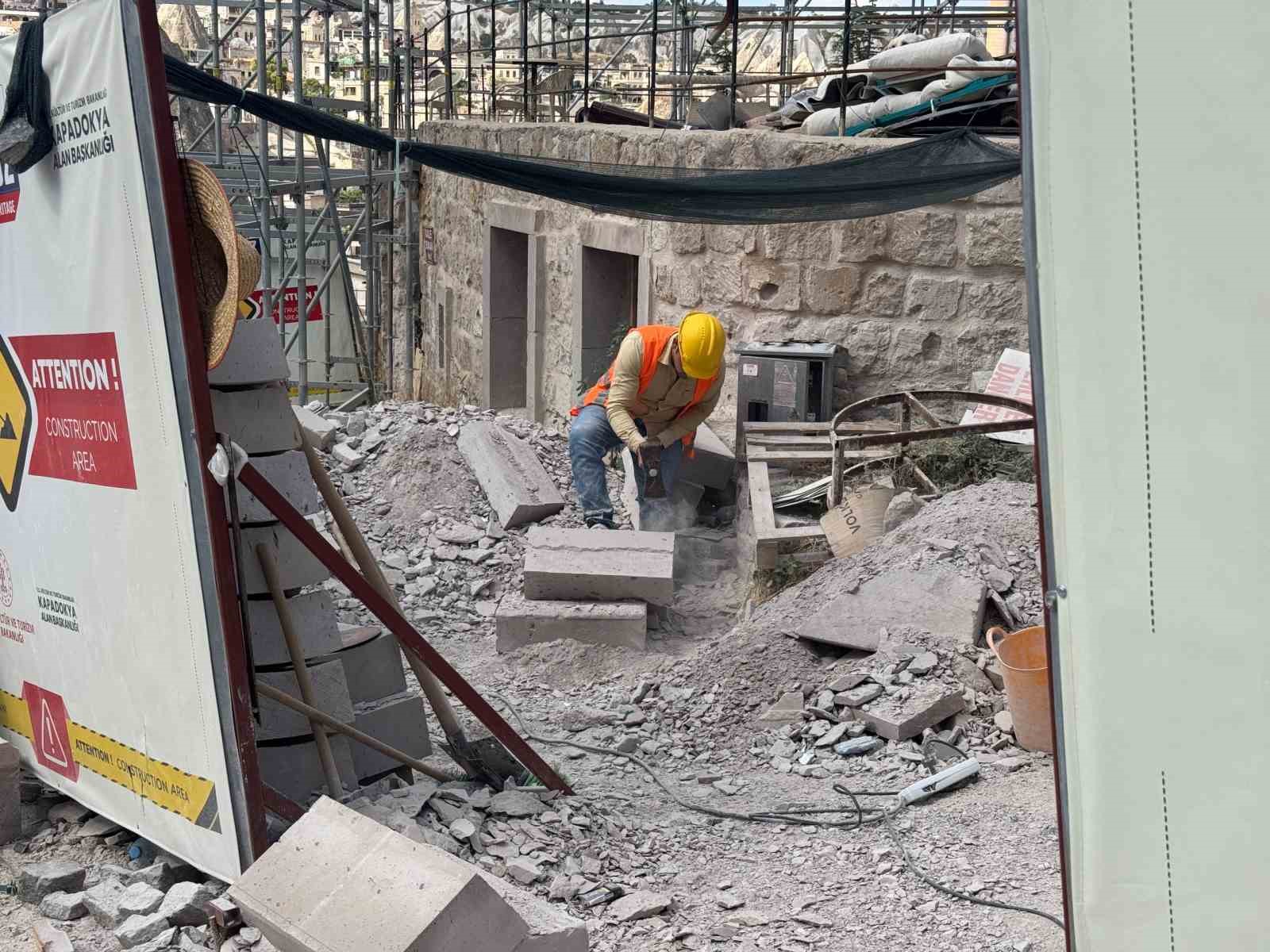 KAPADOKYA’DA DOĞAL OLUŞUMLARIN KORUNMASINA YÖNELİK ÇALIŞMALAR SÜRERKEN, DAHA ÖNCE MÜDAHALE EDİLEN 2 PERİ BACASININ ARDINDAN SON DÖNEMDE 5 PERİ BACASINDA DAHA KORUMA ÇALIŞMASI GERÇEKLEŞTİRİLDİ. BÖYLECE DEFORMASYON VE RİSK NEDENİYLE MÜDAHALE EDİLEN PERİ BACALARININ SAYISI 7’YE ULAŞTI.