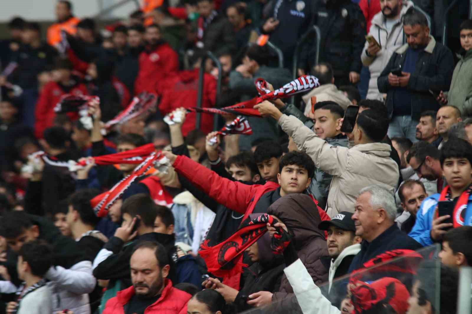 TRENDYOL SÜPER LİG'İN 8. HAFTASINDA GENÇLERBİRLİĞİ, GALATASARAY'I AĞIRLIYOR. MÜSABAKANIN İLK 15 DAKİKASI GOLSÜZ EŞİTLİKLE GEÇİLDİ.