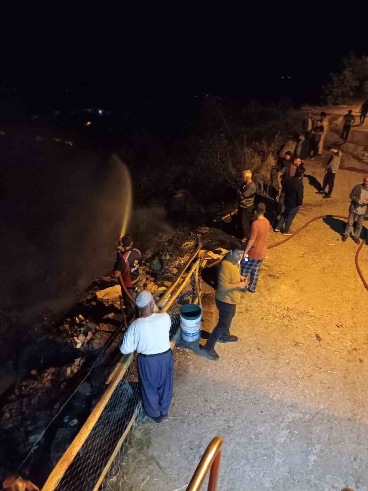 KASTAMONU’NUN CİDE İLÇESİNDE GECE SAATLERİNDE ÇIKAN YANGINDA İKİ KATLI EV KULLANILAMAZ HALE GELİRKEN, EVDE İKAMET EDEN AİLE İSE PENCEREDEN ATLAYARAK CANLARINI KURTARDI.