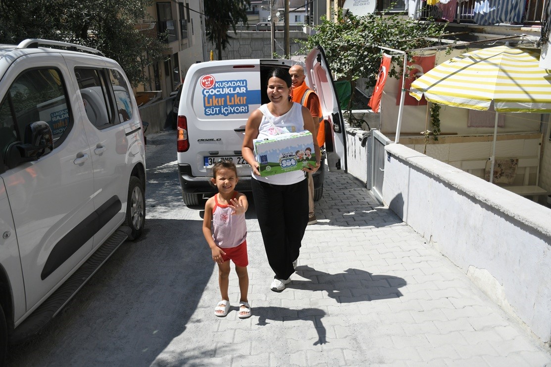 KUŞADASI BELEDİYESİ, İHTİYAÇ SAHİBİ AİLELERİN 24-60 AY ARASINDAKİ ÇOCUKLARINA DÜZENLİ SÜT DESTEĞİ SAĞLAYARAK HEM ÇOCUKLARIN SAĞLIKLI BESLENMESİNE HEM DE AİLELERİN BÜTÇESİNE KATKI SUNUYOR.