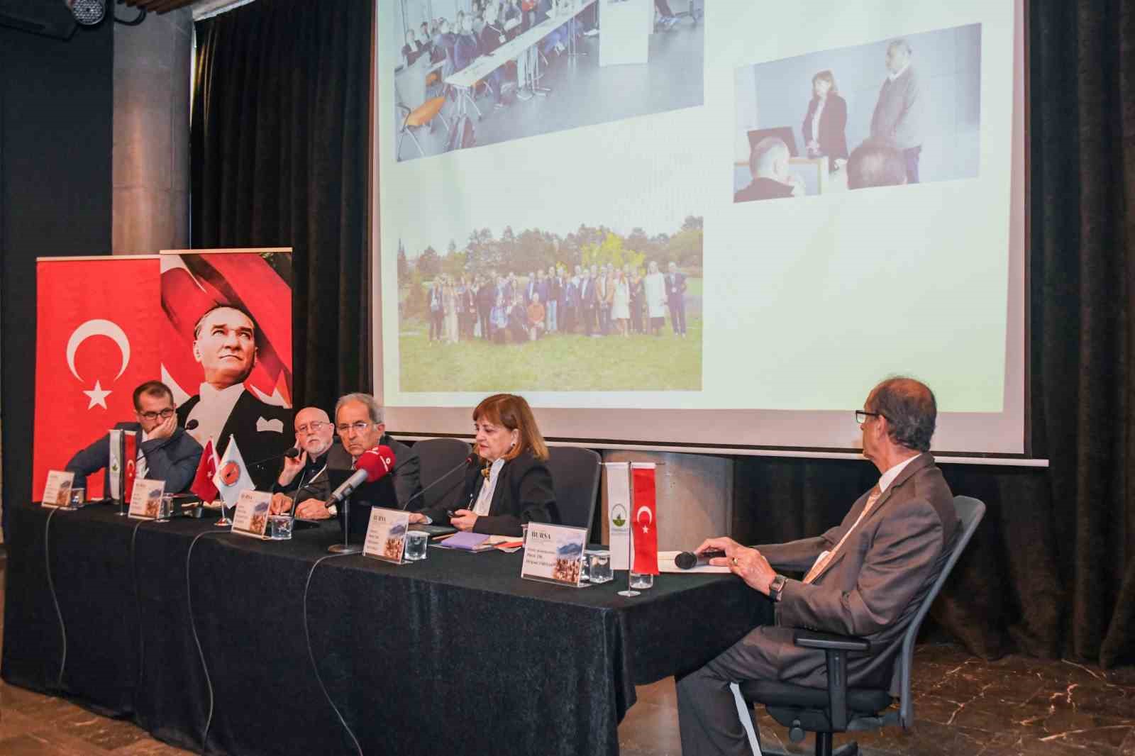 OSMANGAZİ BELEDİYESİ, BURSA’NIN FETHİNİN 700. YILI ETKİNLİKLERİ KAPSAMINDA DÜZENLEDİĞİ "GEÇMİŞ VE GELECEK BAĞLAMINDA BURSA’DA DEPREM" PANELİYLE KENTİN DEPREM GEÇMİŞİNİ, JEOLOJİK MİRASINI VE GELECEĞE YÖNELİK DEPREM RİSKLERİNİ GÜNDEME TAŞIDI. ALANINDA UZMAN AKADEMİSYENLERİN KATILIMIYLA GERÇEKLEŞTİRİLEN PANELDE, BURSA’NIN DEPREM TEHLİKESİNE KARŞI HAZIRLIKLI OLMASININ VE TOPLUMSAL FARKINDALIĞIN ARTIRILMASININ ÖNEMİNE DİKKAT ÇEKİLDİ.