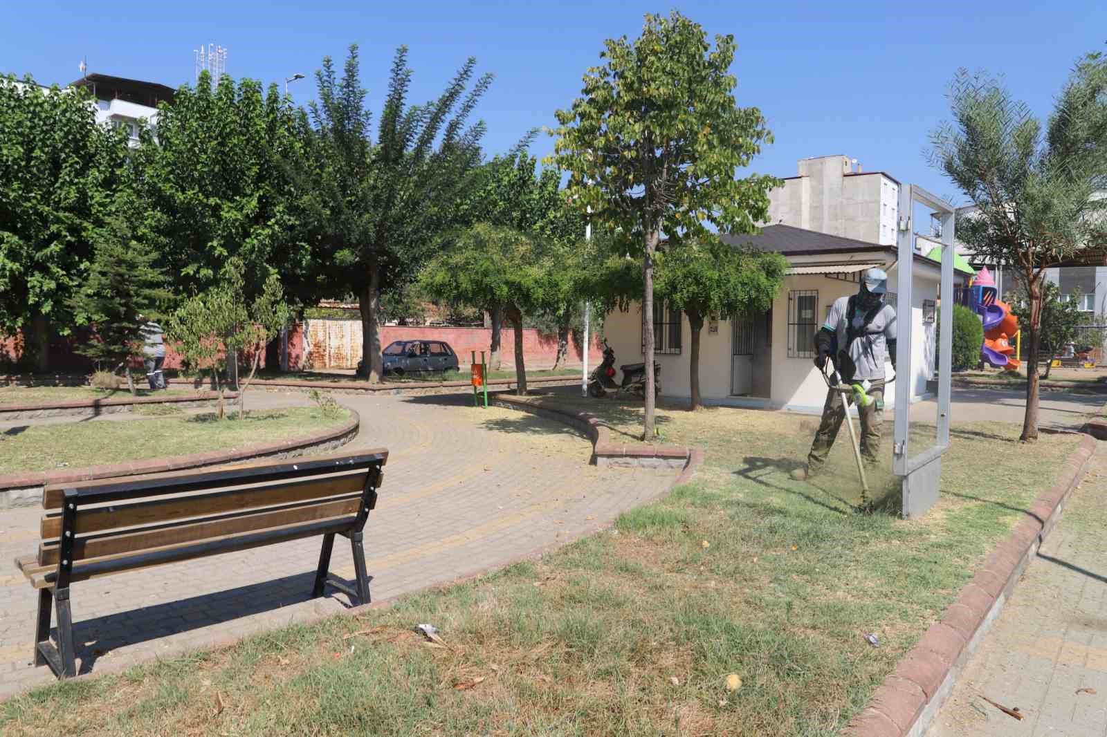 NAZİLLİ’DE YEŞİL ALANLARDA SONBAHAR HAZIRLIĞI