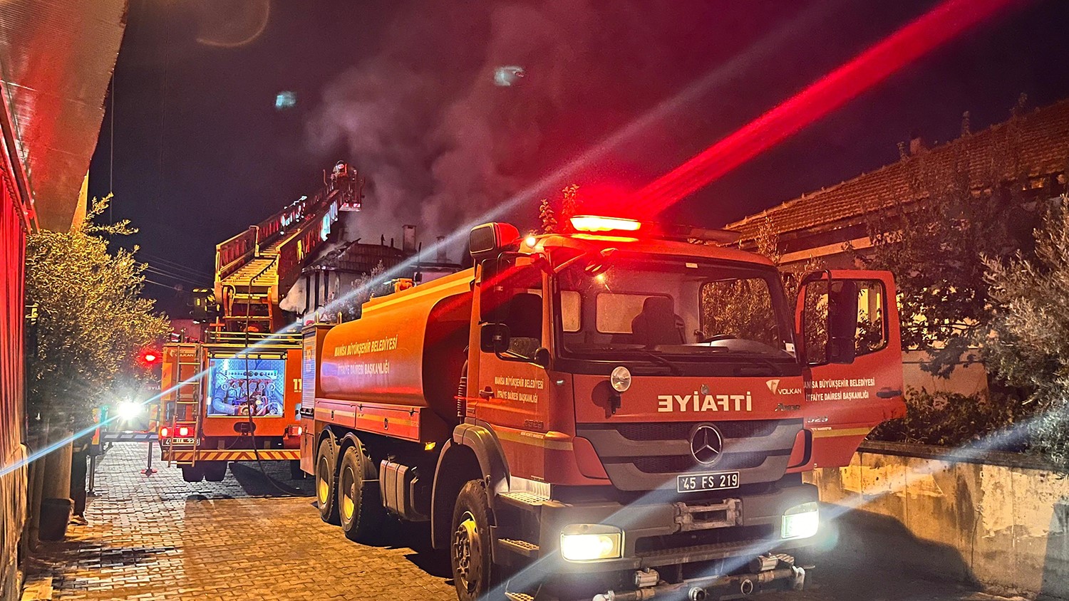 MANİSA’NIN KULA İLÇESİNDE GECE SAATLERİNDE KULLANILMAYAN BİR EVDE ÇIKAN YANGIN PANİĞE NEDEN OLDU. İTFAİYE EKİPLERİNİN MÜDAHALESİYLE YANGIN, ÇEVREDEKİ EVLERE SIÇRAMADAN KONTROL ALTINA ALINDI.