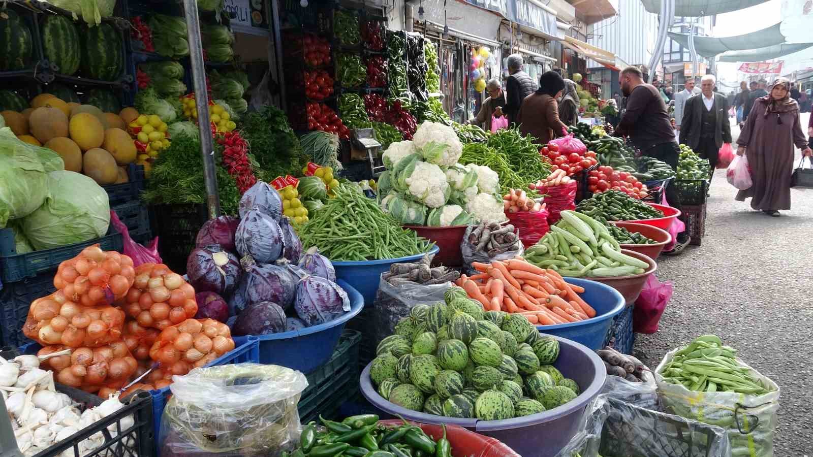 VAN’DA KIŞ MEVSİMİ ÖNCESİ HAZIRLIK YAPAN VATANDAŞLAR, TURŞU VE KONSERVE YAPIMINDA KULLANACAKLARI SEBZELERİ ALMAK İÇİN PAZARLARIN YOLUNU TUTTU.