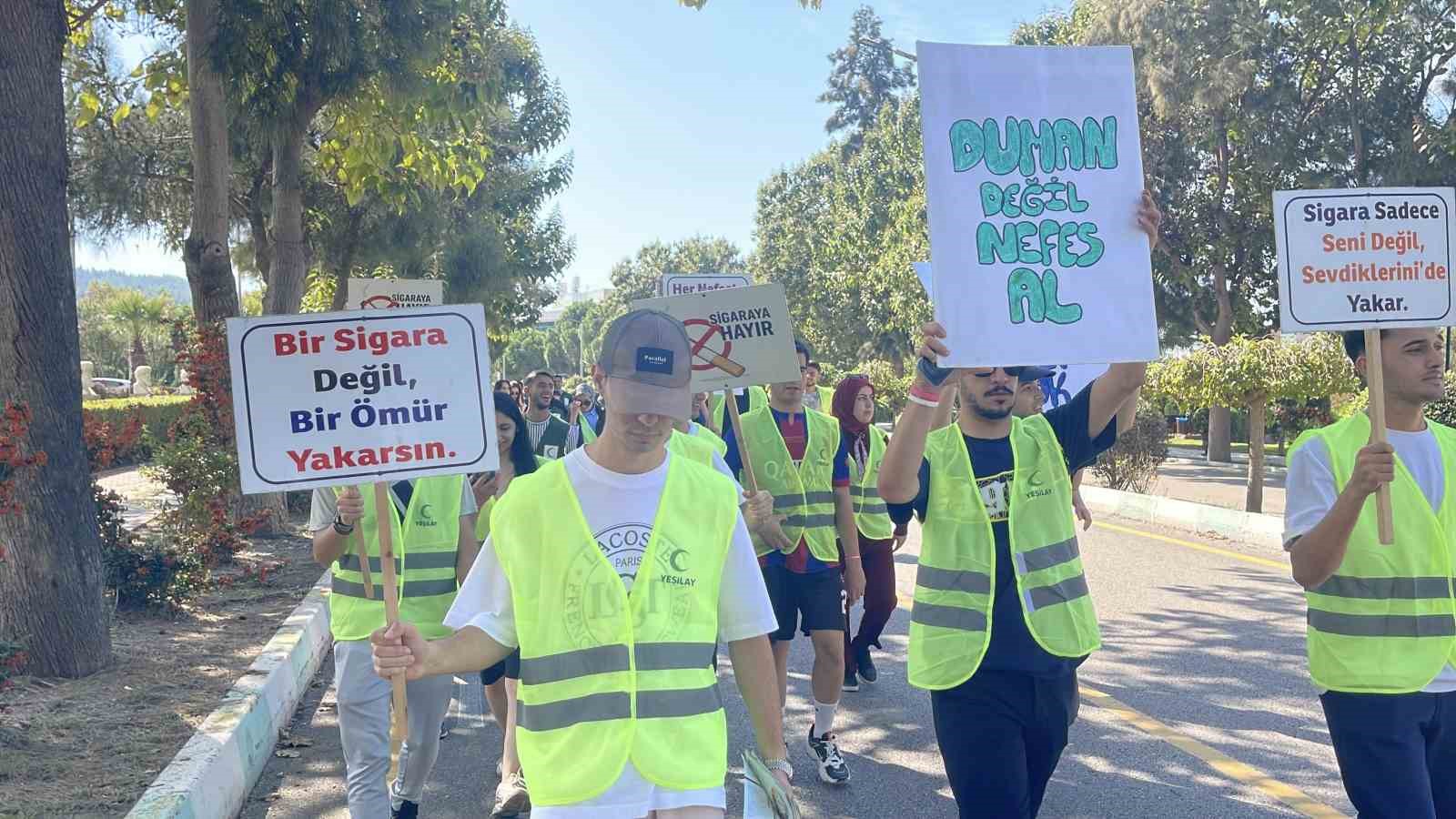 OSMANİYE'DE ÜNİVERSİTE ÖĞRENCİLERİ, BAĞIMLILIKLA MÜCADELEYE DİKKAT ÇEKMEK AMACIYLA ELLERİNDE PANKARTLARLA YÜRÜYÜŞ DÜZENLEYEREK SAĞLIKLI YAŞAM MESAJI VERDİ.