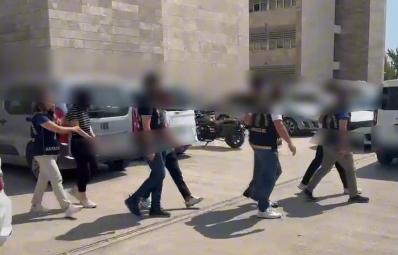 ANTALYA’NIN KEPEZ İLÇESİNDE, BİR EVDEN İÇERİSİNDE 2 MİLYON 430 BİN LİRA DEĞERİNDE ZİYNET EŞYASI BULUNAN 2 ÇELİK KASANIN ÇALINMASINA İLİŞKİN YAKALANAN 4 ŞÜPHELİDEN 3’Ü TUTUKLANDI.