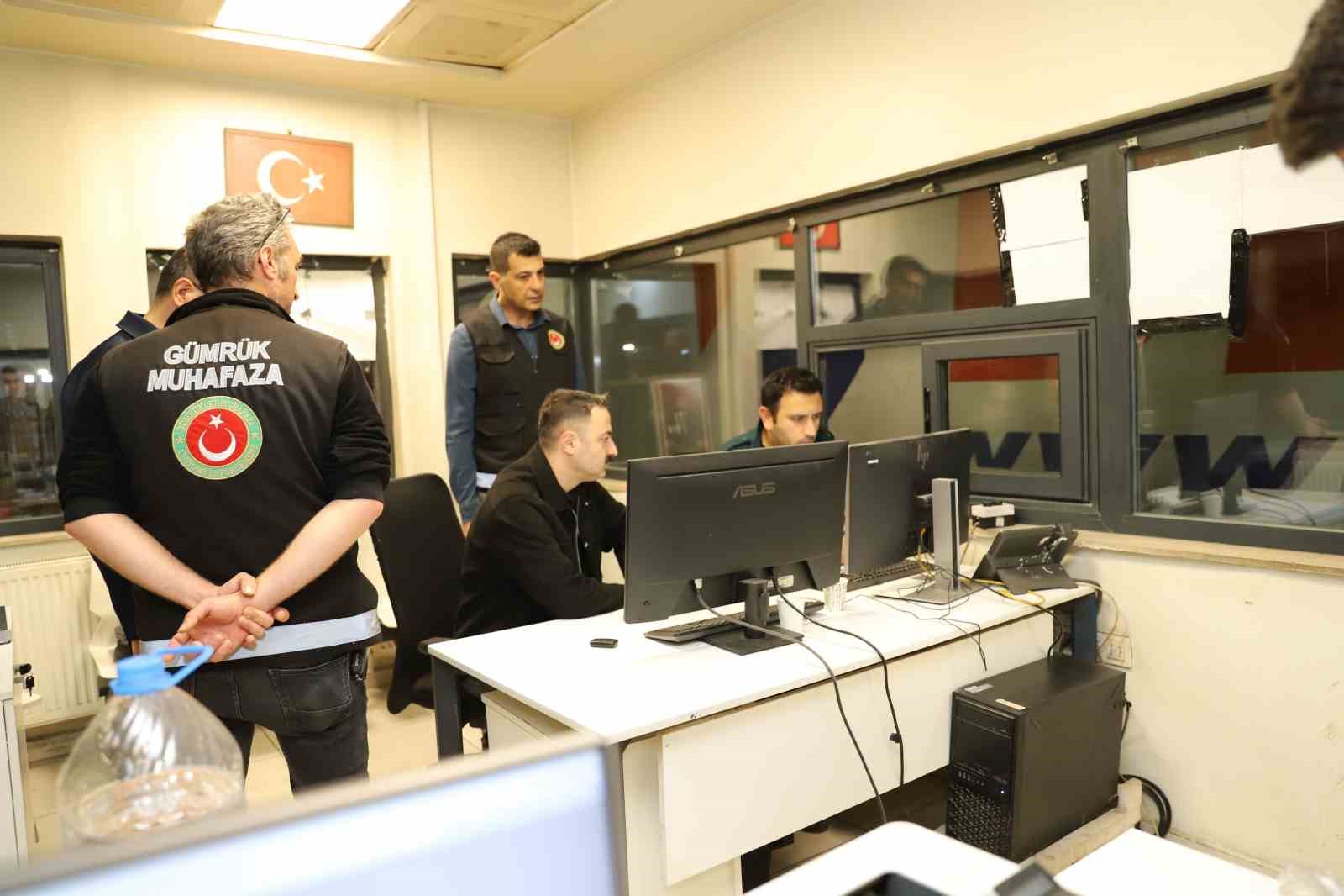 DOĞUBAYAZIT KAYMAKAMI AYVAT’TAN GÜRBULAK GÜMRÜK MÜDÜRLÜĞÜ’NDE GECE DENETİMİ