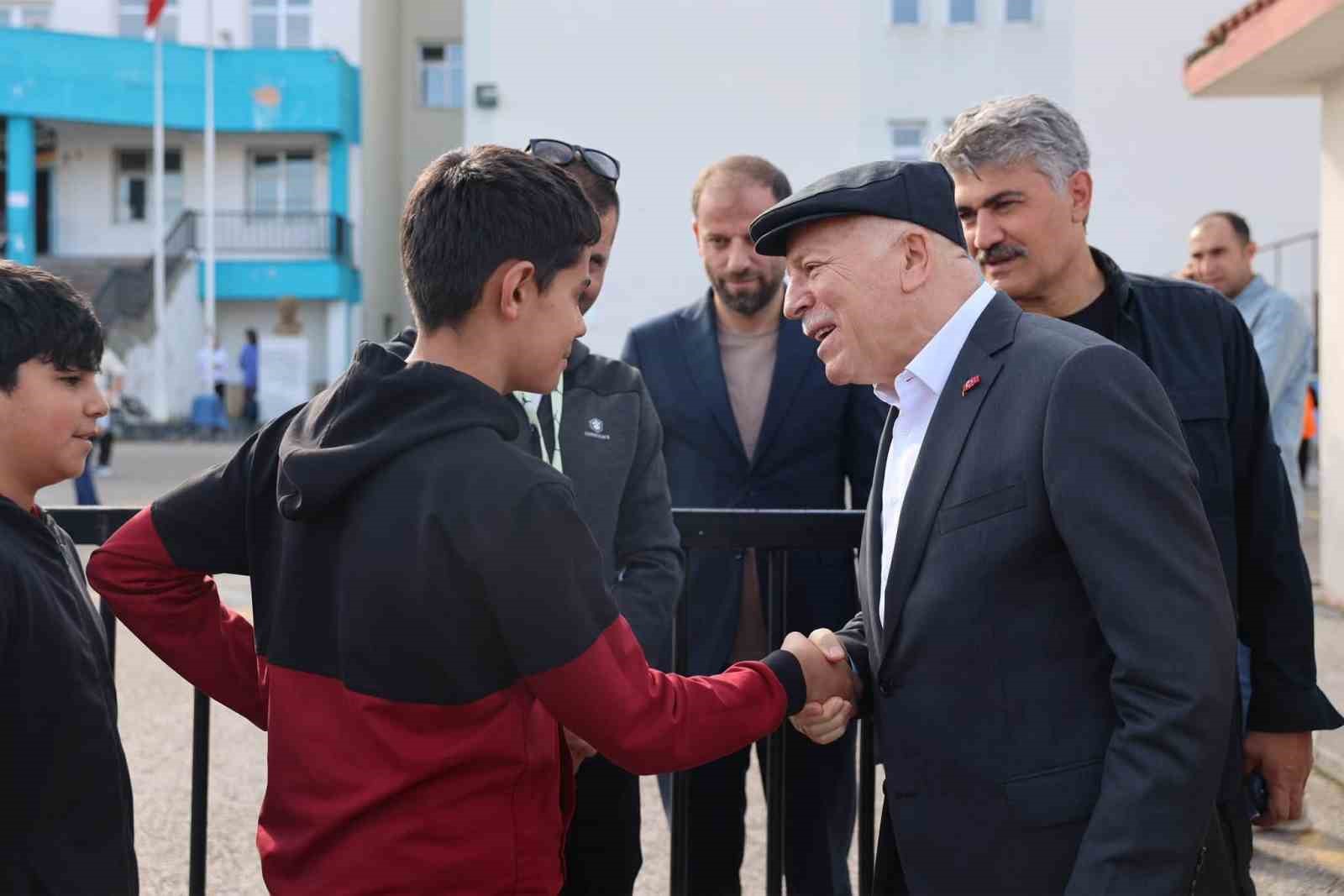 ERZURUM BÜYÜKŞEHİR BELEDİYE BAŞKANI MEHMET SEKMEN, ŞEHİR GENELİNDE YÜRÜTÜLEN EĞİTİM VE İBADET YATIRIMLARINI YERİNDE İNCELEDİ. BAŞKAN SEKMEN, TOKİ ORTAOKULU’NDAKİ İYİLEŞTİRME ÇALIŞMALARI İLE MURAT ELLİK BULVARI’NDA İNŞA EDİLECEK YENİ CAMİ ALANINDA DENETİMLERDE BULUNDU.