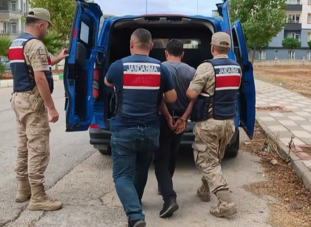 KİLİS'TE, 15 TEMMUZ 2014 TARİHİNDE BİR SULAMA KUYUSUNDA ÖLÜ BULUNAN VE DAHA ÖNCE TAKİPSİZLİK KARARI VERİLEN KHALED TAYSON'UN ÖLÜMÜNE İLİŞKİN DOSYA YENİDEN İNCELENEREK 3 ŞÜPHELİ GÖZALTINA ALINDI.