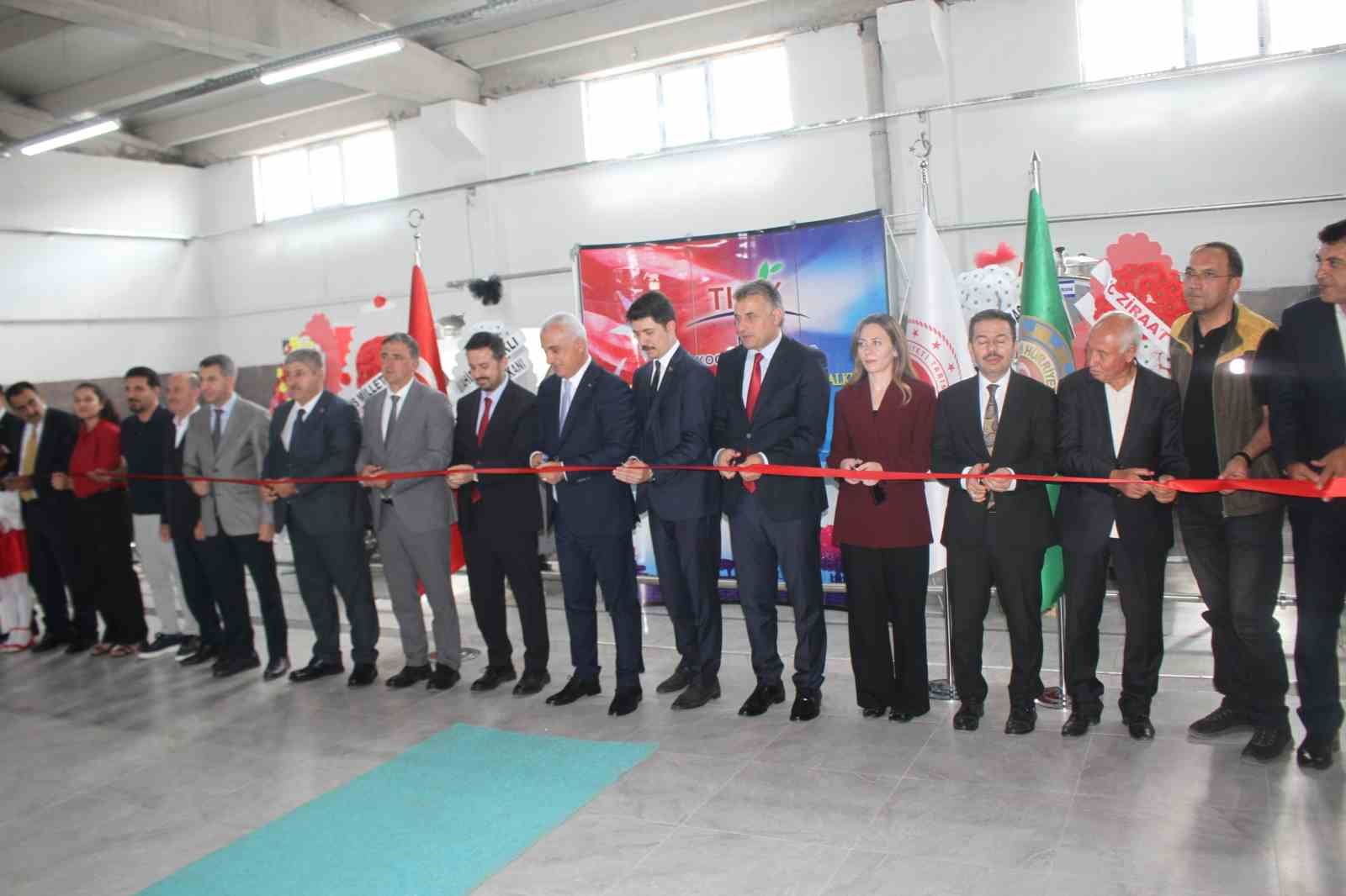 MUŞ’UN MALAZGİRT İLÇESİNDE, ÜRETİCİLERİN SÜTLERİNİ DÜZENLİ VE DEĞERİNDE PAZARA ULAŞTIRMASINI SAĞLAYACAK SÜT TOPLAMA MERKEZİ DÜZENLENEN TÖRENLE HİZMETE AÇILDI.